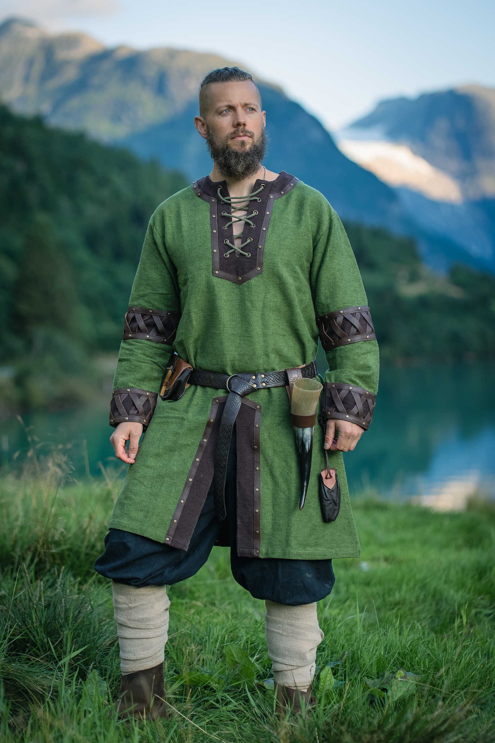 Leonardo Carbone Wikinger-Kostüm Tunika "Leif" mit Lederapplikationen, verzierte Nieten, robuste Baumwolle
