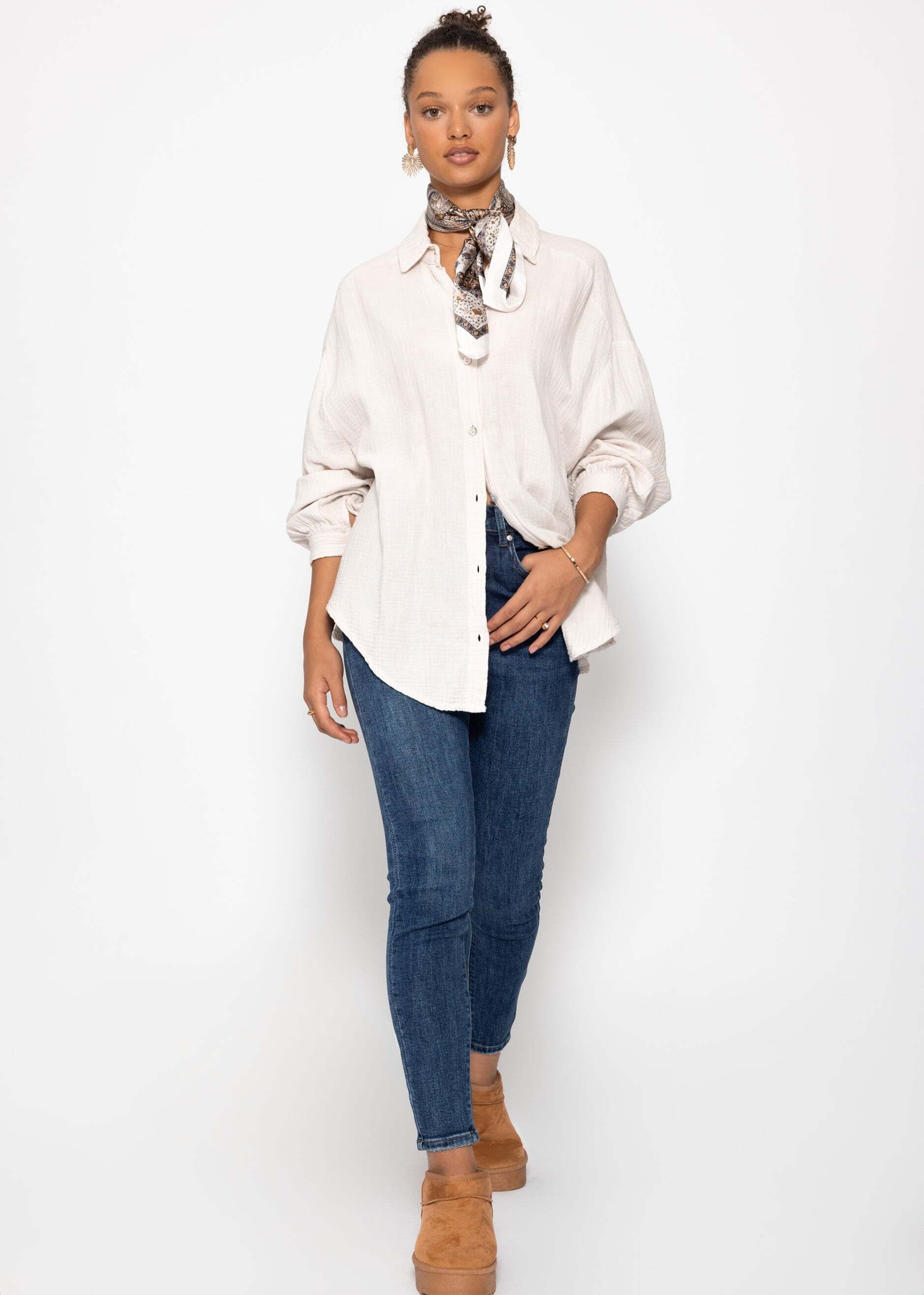 SASSYCLASSY Longbluse Oversize Musselin Bluse Damen kurz Langarm Elegant Hemdbluse lang aus Baumwolle mit V-Ausschnitt, One Size (Gr. 36-48) – Bild 3 von 5