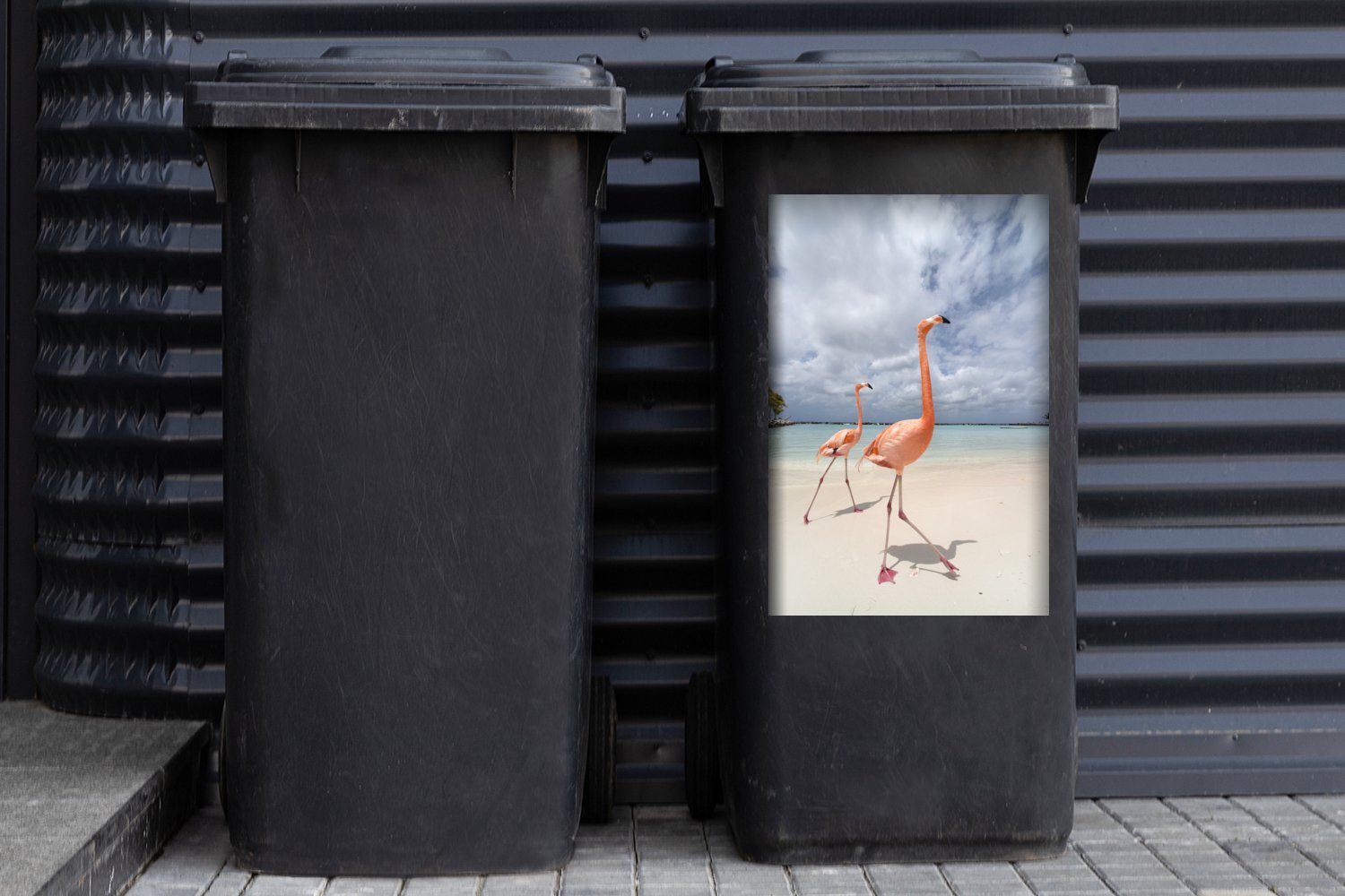 MuchoWow Wandsticker Zwei St), Container, Flamingos Aruba auf Insel einer in Mülltonne, (1 Mülleimer-aufkleber, Abfalbehälter Sticker