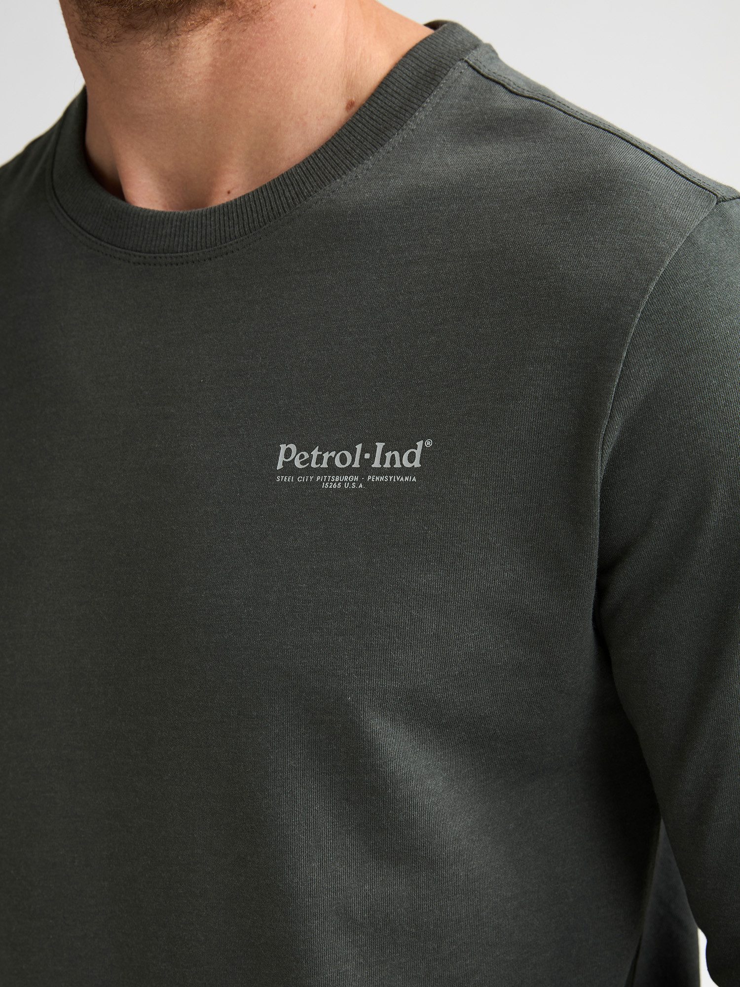 Petrol Industries Langarmshirt mit Rundhalsausschnitt, kleine Logoprägung – Bild 3 von 5