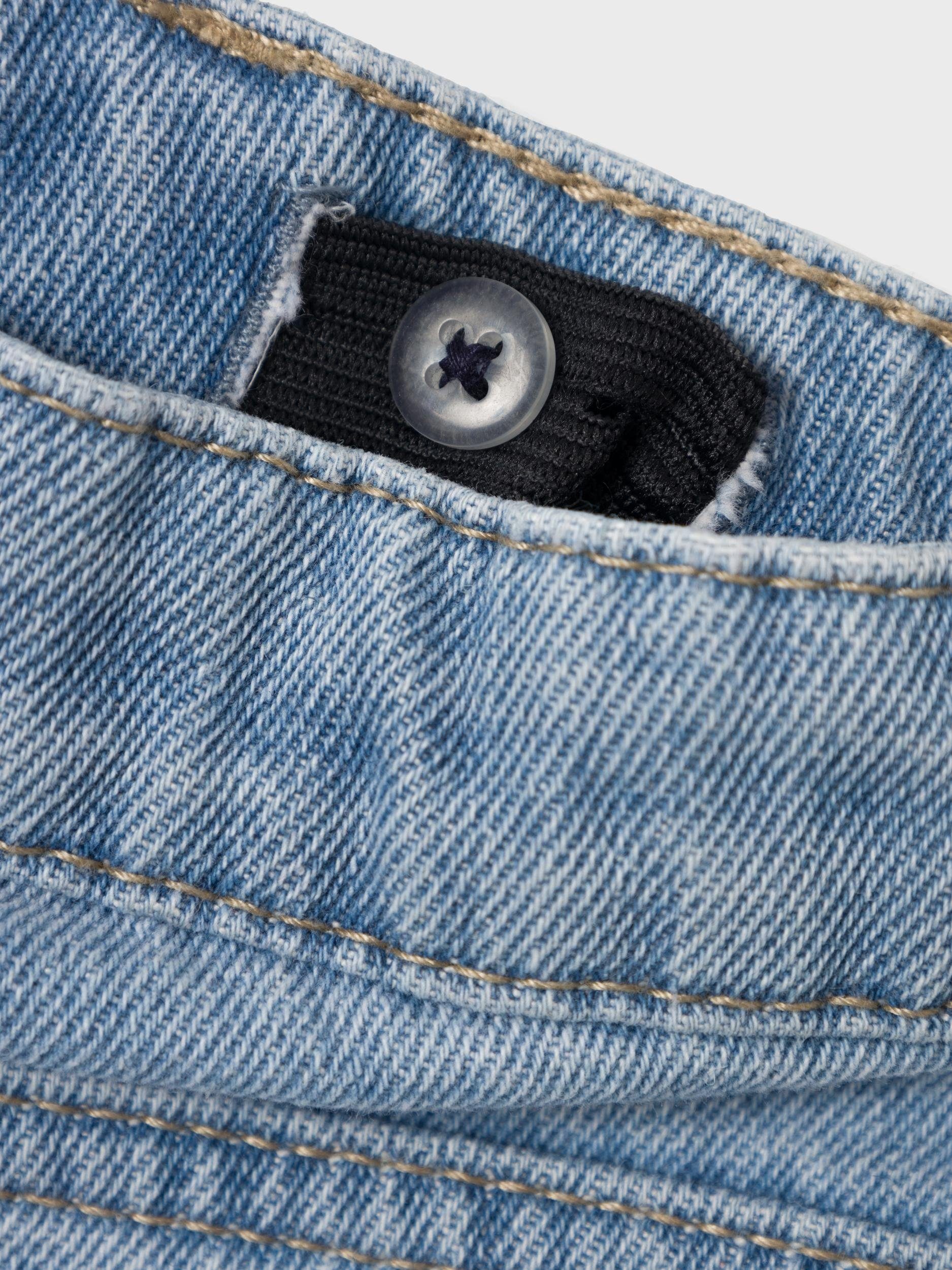 Name It NMFBELLA NOOS Motiv 1250-TE Detail:EMBROIDERY mit JEANS Blue Light Stickerei Mom-Jeans Denim MOM