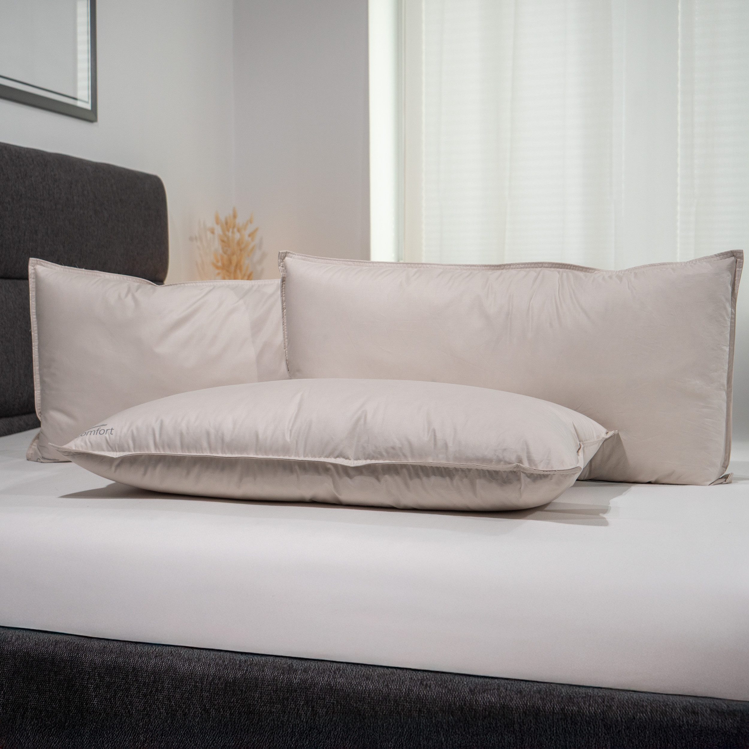 KÜNSEMÜLLER Daunenkissen Comfort, Füllung: 80% neue canadische Daunen & 20% Federn Außenkammer, Bezug: 100% Baumwolle, Rückenschläfer, Seitenschläfer, Bauchschläfer, Dreikammer Kopfkissen mit stützenden Eigenschaften