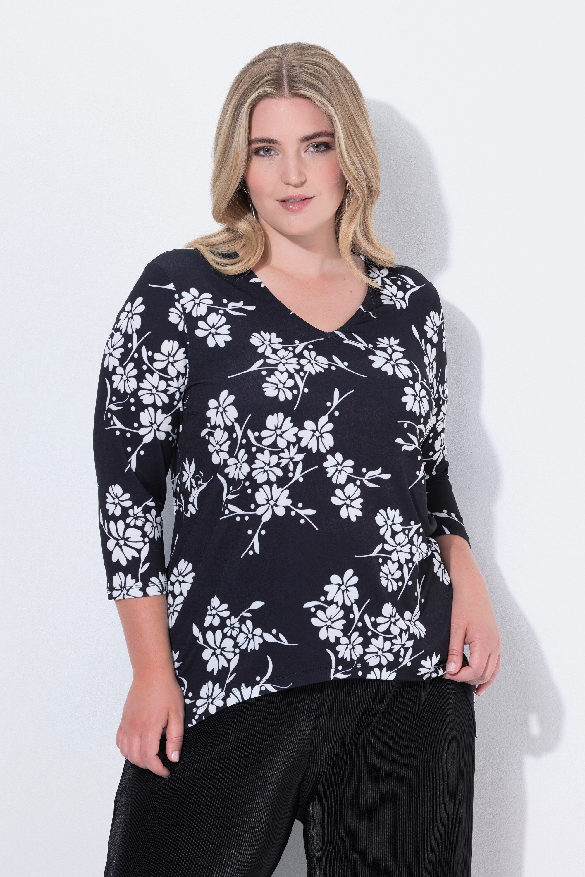 T-Shirt T-Shirt bequeme Passform Blumen Zipfelsaum