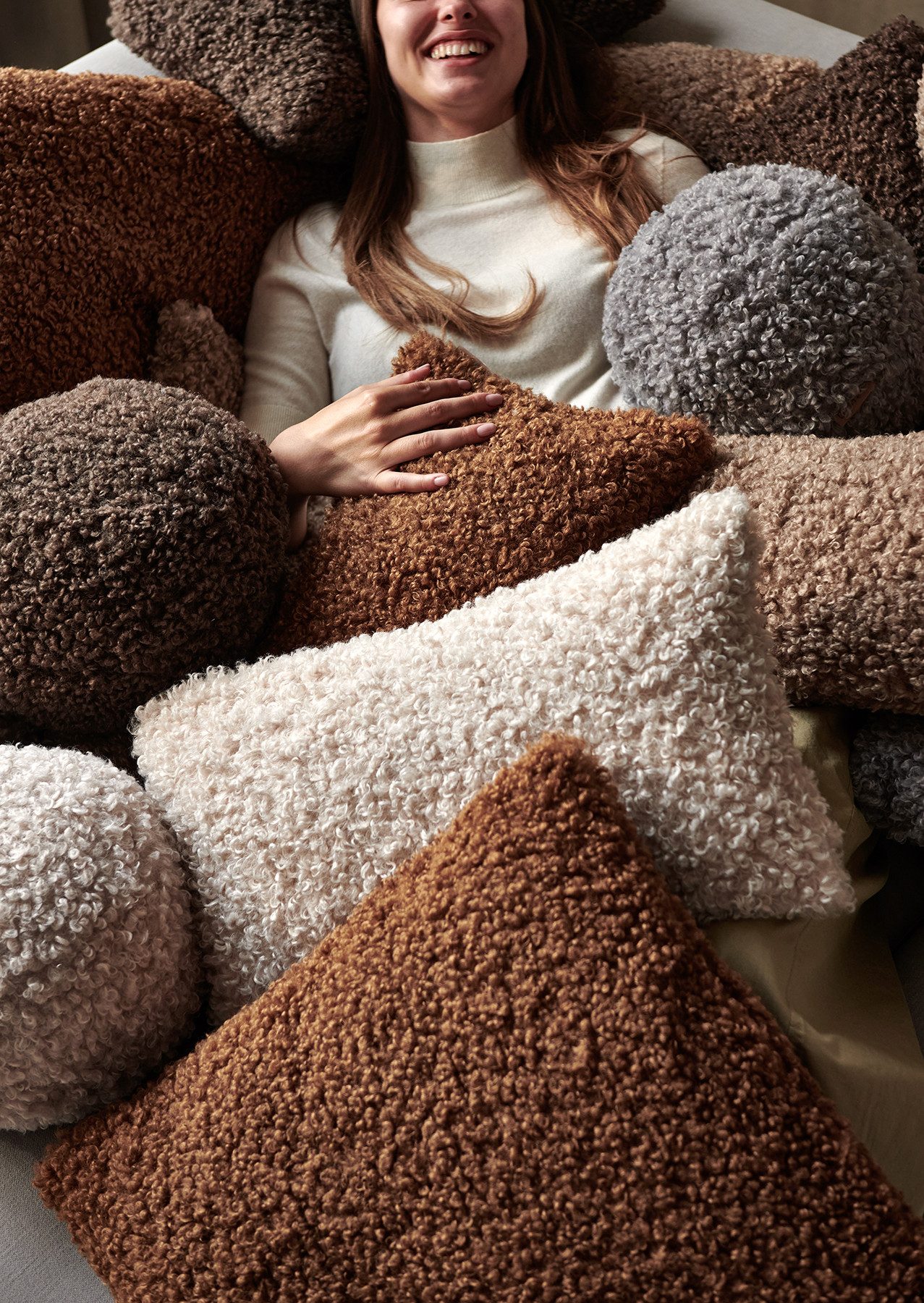 blomus Dekokissen -TEDDY- Rundes Kissen, Couchkissen, Wohnkissen modern, weiche Haptik, kuscheliger Komfort, flauschige Oberfläche – Bild 2 von 2