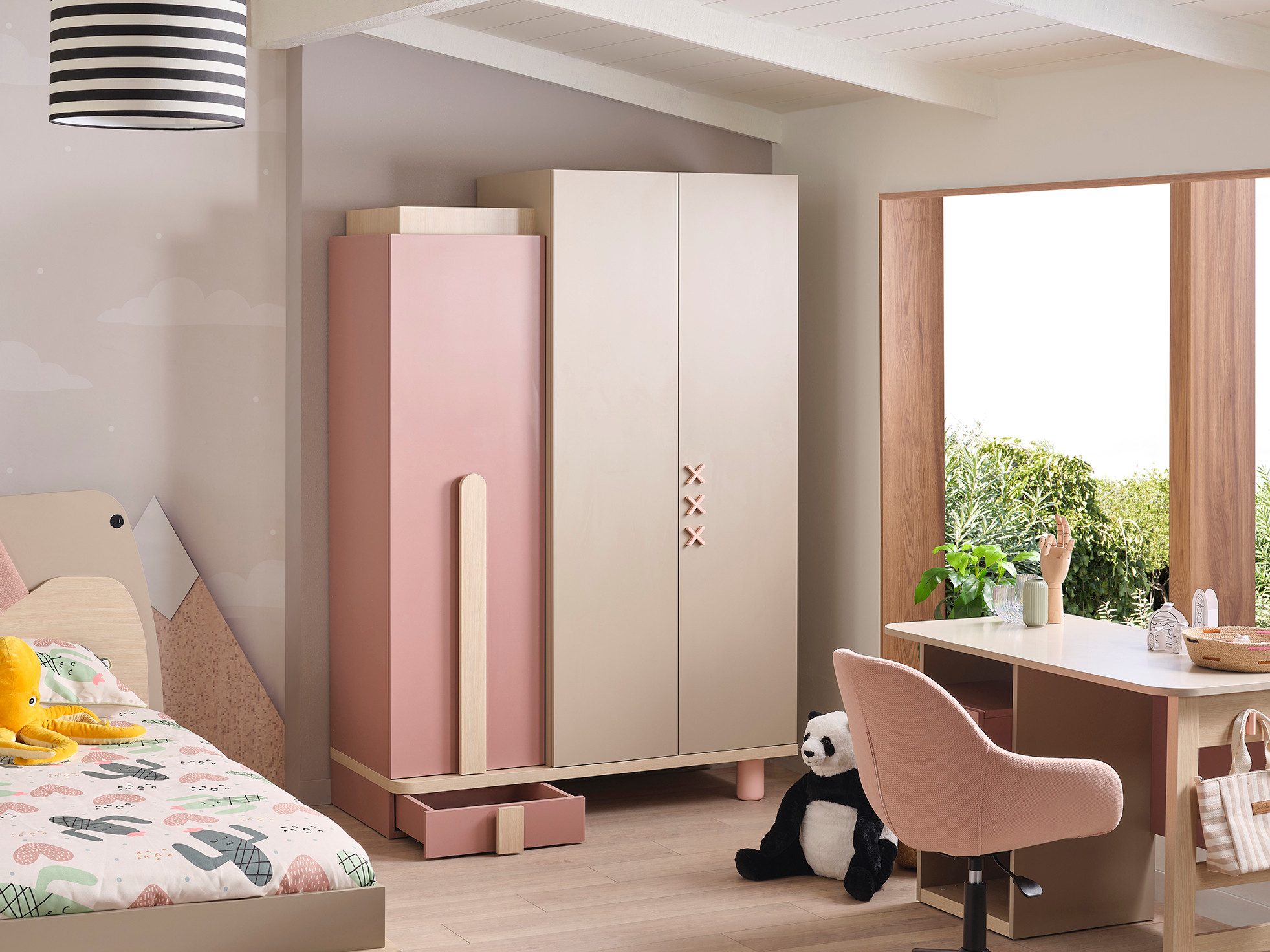 Möbel-Zeit Kleiderschrank NORDIC 3-türig – Beige/Rosa – Inkl. LED-Kleiderstange & Schublade