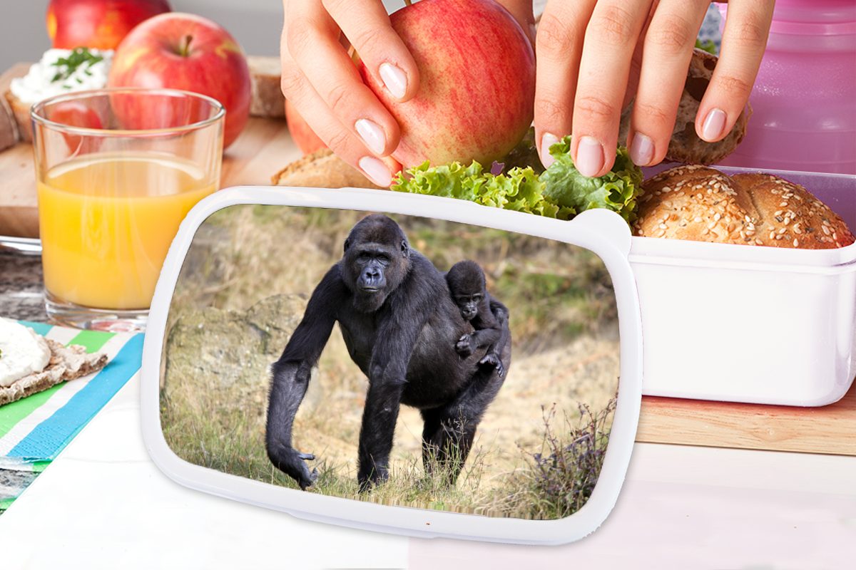 MuchoWow Lunchbox Bild und Erwachsene, und Kunststoff, seinem mit (2-tlg), für Jungs eines Kinder Jungtier für einem Brotdose, Brotbox auf Gorillas Mädchen weiß Rücken