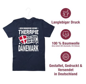 Shirtracer T-Shirt Ich brauche keine Therapie Ich muss einfach nur nach Dänemark - weiß Länder Wappen