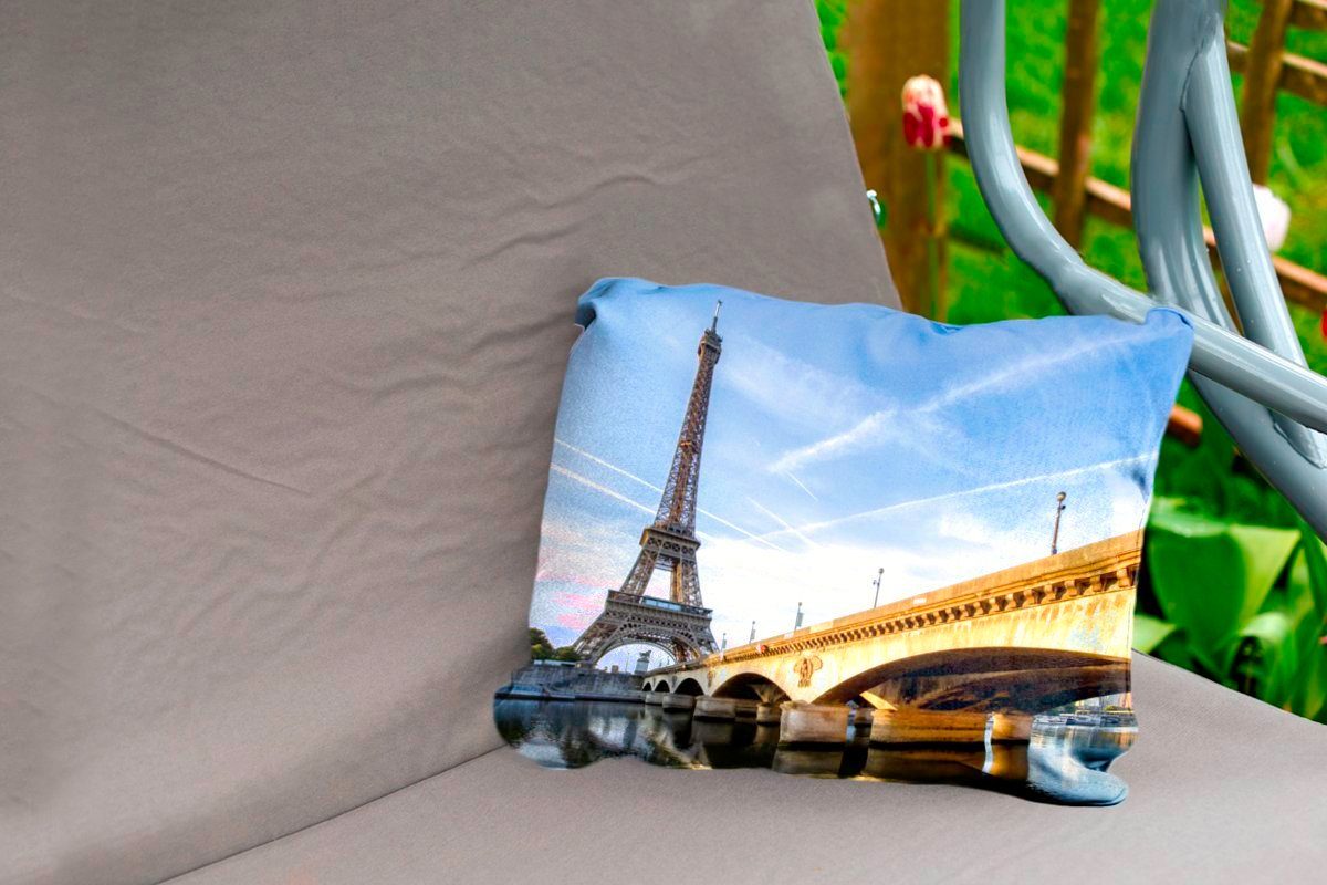 MuchoWow Dekokissen Dekokissenbezug, nach der Schöne kurz und Brücke Outdoor-Dekorationskissen, Eiffelturm Kissenhülle Sonnenaufgang, Polyester