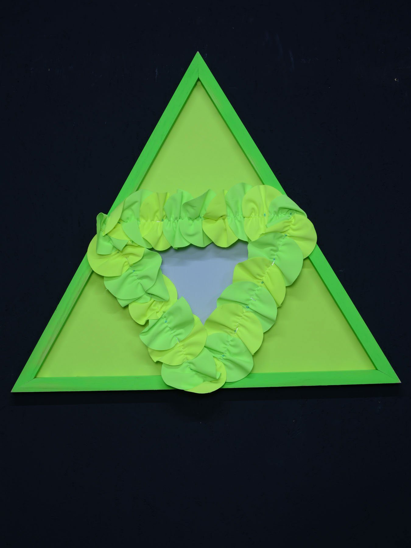PSYWORK Dekoobjekt Schwarzlicht StringArt Dreieck-Mind Change "Apple Tree Triangle" 65cm, UV-aktiv, leuchtet unter Schwarzlicht