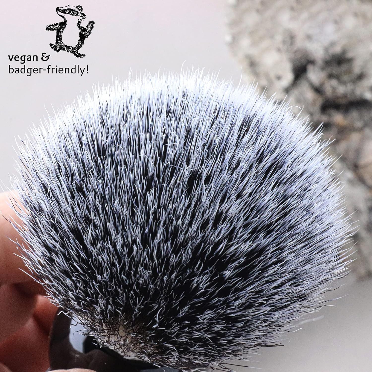 Haryali London Rasierpinsel Schwarzer synthetischer Herren-Rasierpinsel mit hochwertigem Griff, set, 1 tlg., alle Hauttypen, Silberne Synthetik Bürste im Barbershop-Design, Metallgriff ausgewogen