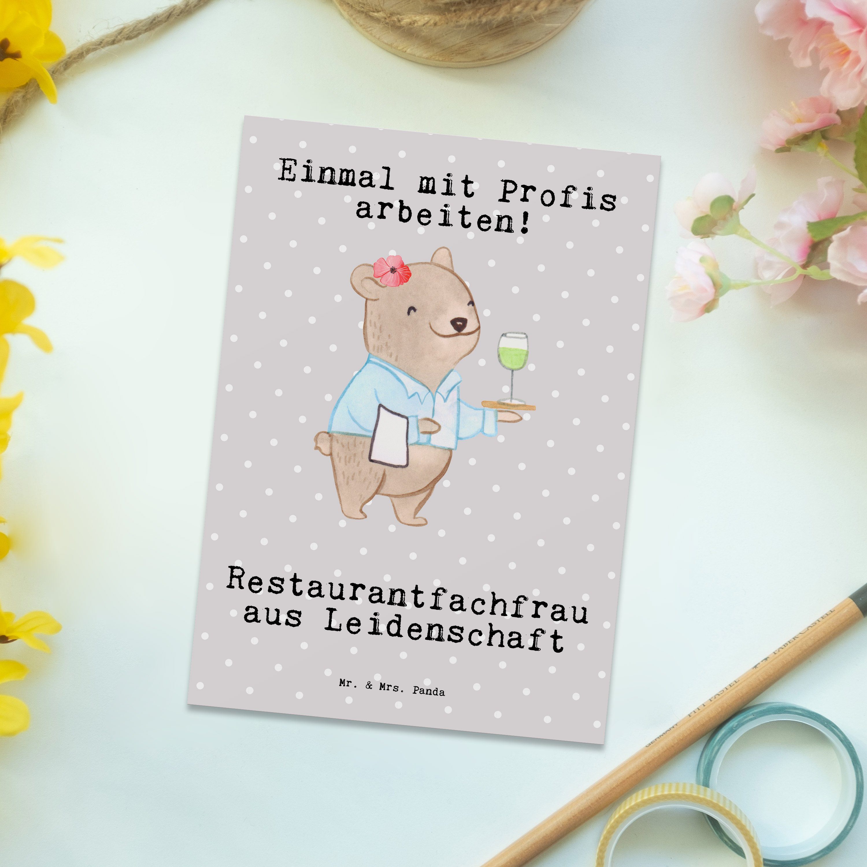 Restaurantfachfrau Pastell Postkarte Mr. Geschenk, - aus Grau - Panda Gesche Mrs. & Leidenschaft