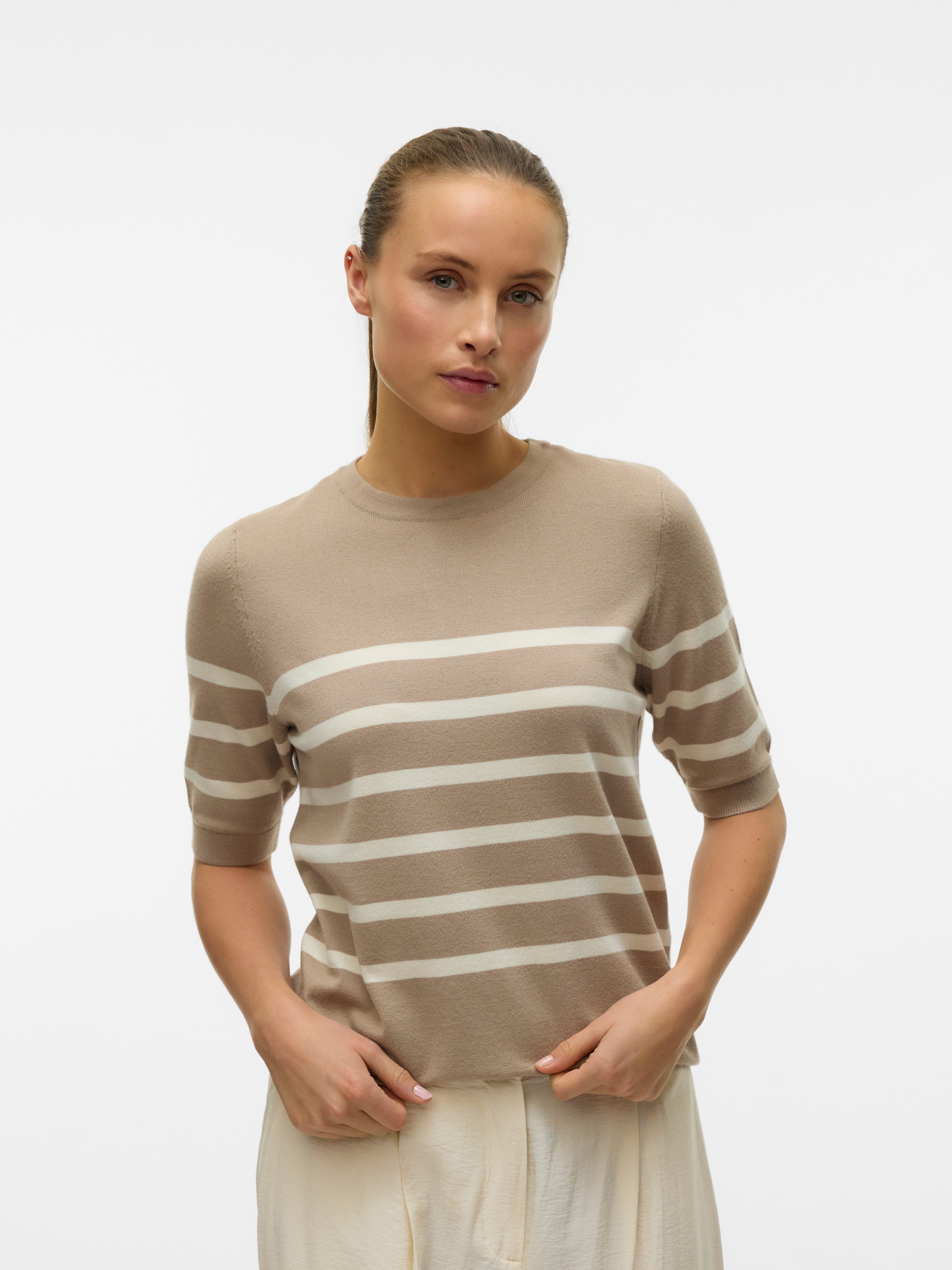 Vero Moda Kurzarmpullover VMSABA PLAIN, Feinstrickpullover (Damenpullover, Rundhalsausschnitt, Kurzarm, Sommerpulli) im Regular Fit aus pflegeleichtem Materialmix mit Viskose