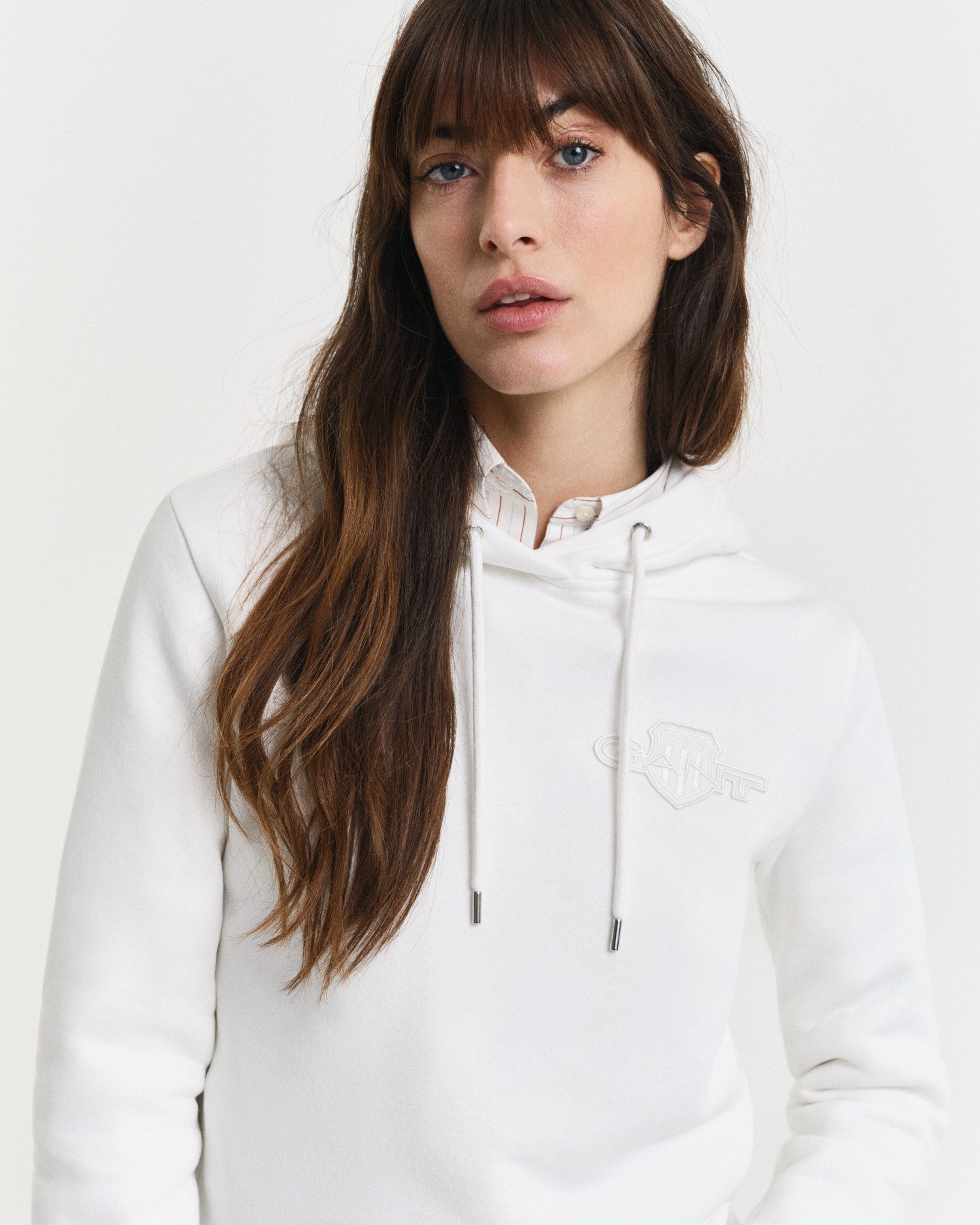 Gant Hoodie REG TONAL SHIELD HOODIE Ton in Ton Stickerei, Rippbündchen