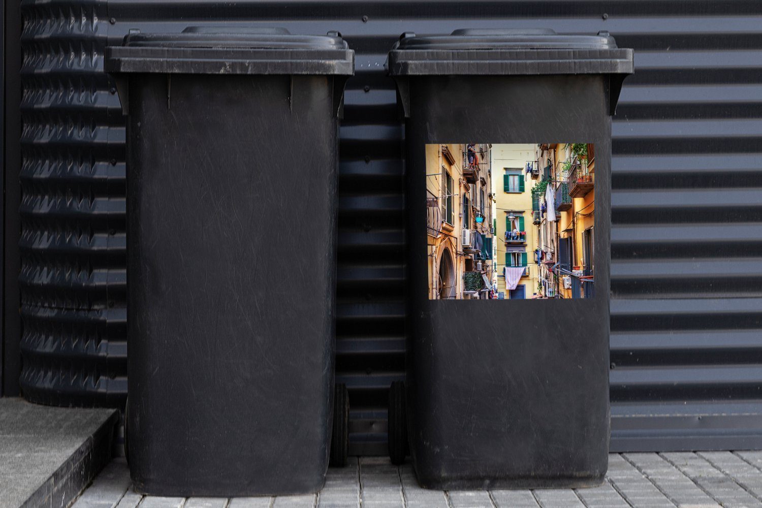 MuchoWow Wandsticker Container, Abfalbehälter St), mit alten Mülleimer-aufkleber, Mülltonne, Gebäuden Sticker, (1 Gasse