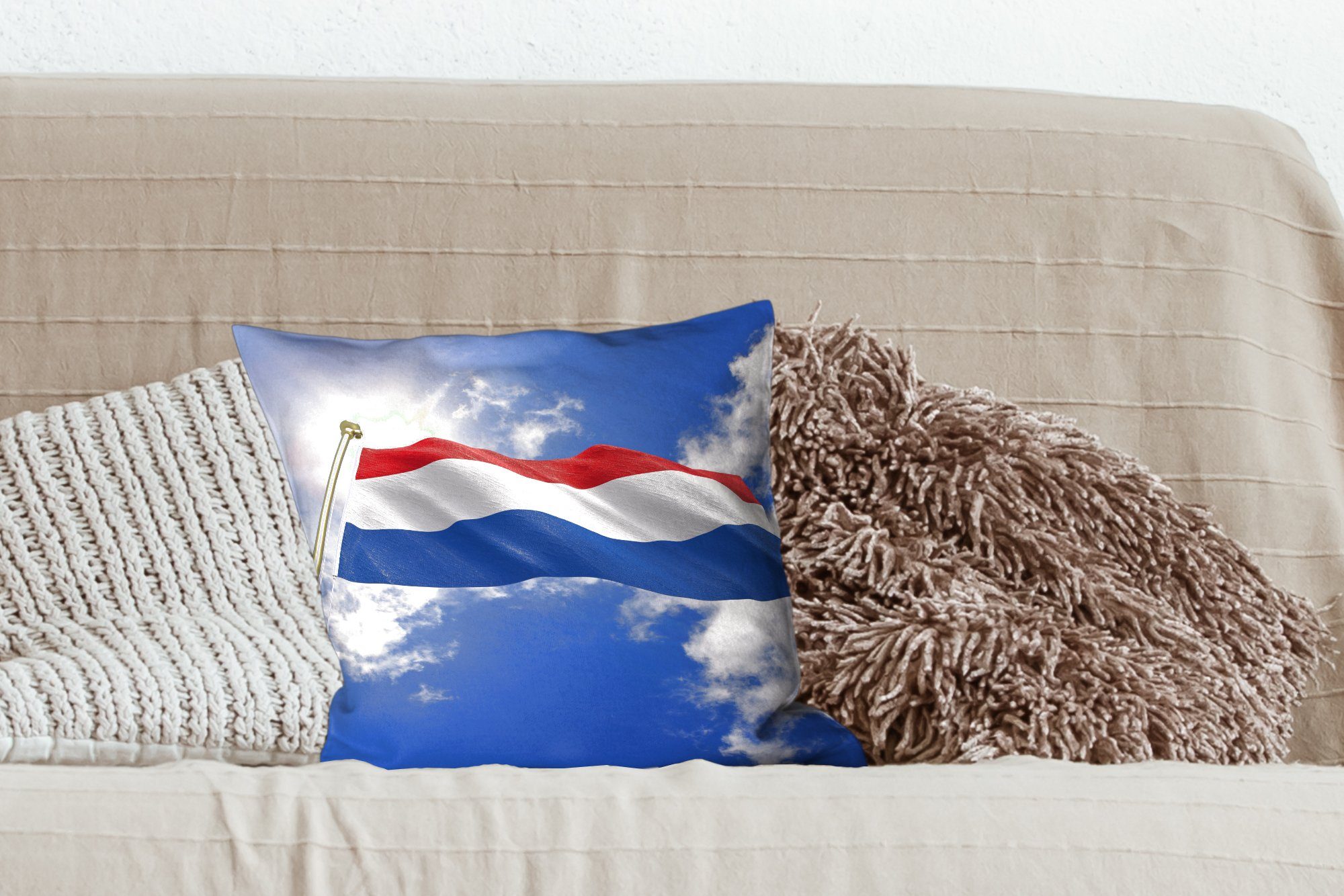 Sofakissen MuchoWow Deko, am Himmel, Dekokissen Wohzimmer, Die für Füllung der Niederlande Zierkissen Flagge weht Schlafzimmer, mit