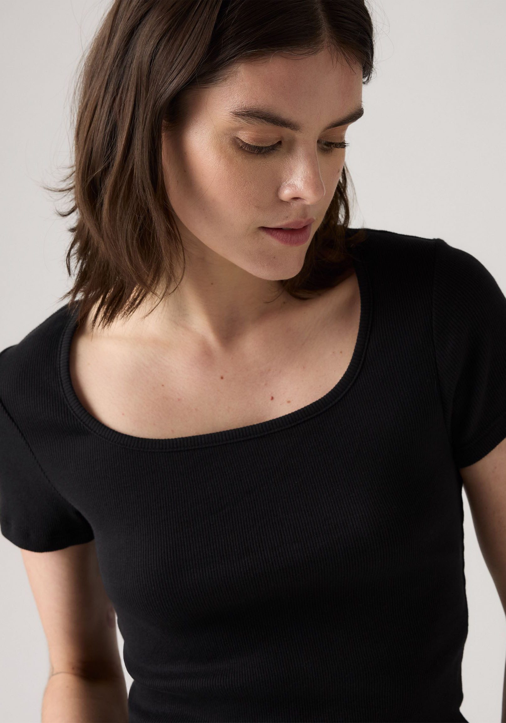 Levi's® T-Shirt Levi's® Essential T-Shirt mit quadratischem Ausschnitt Feinrippqualität