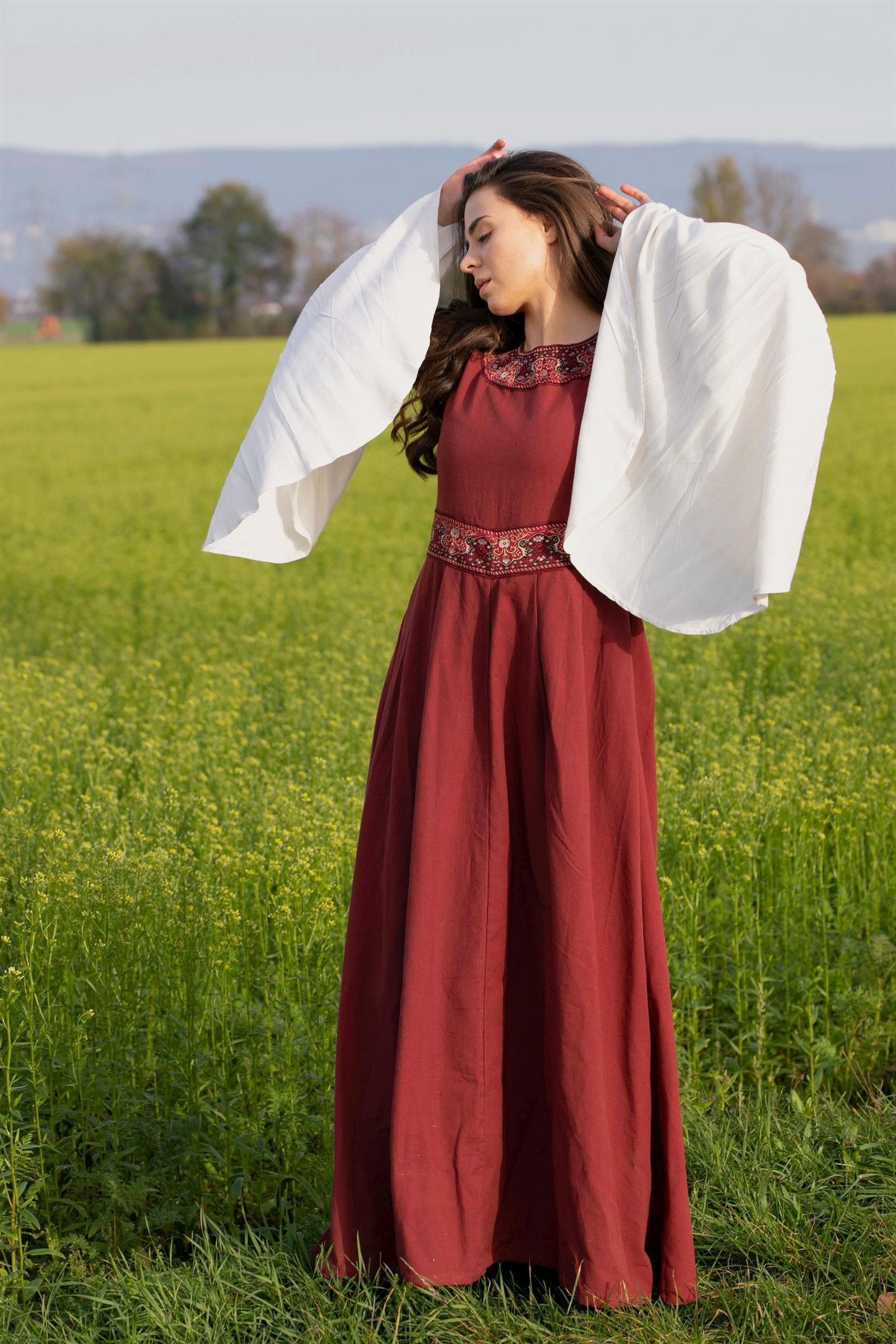 Leonardo Carbone Burgfräulein-Kostüm Trompetenärmelkleid "Yala" mit Bordüre, elegante Stickerei, zweiteilige Ärmel