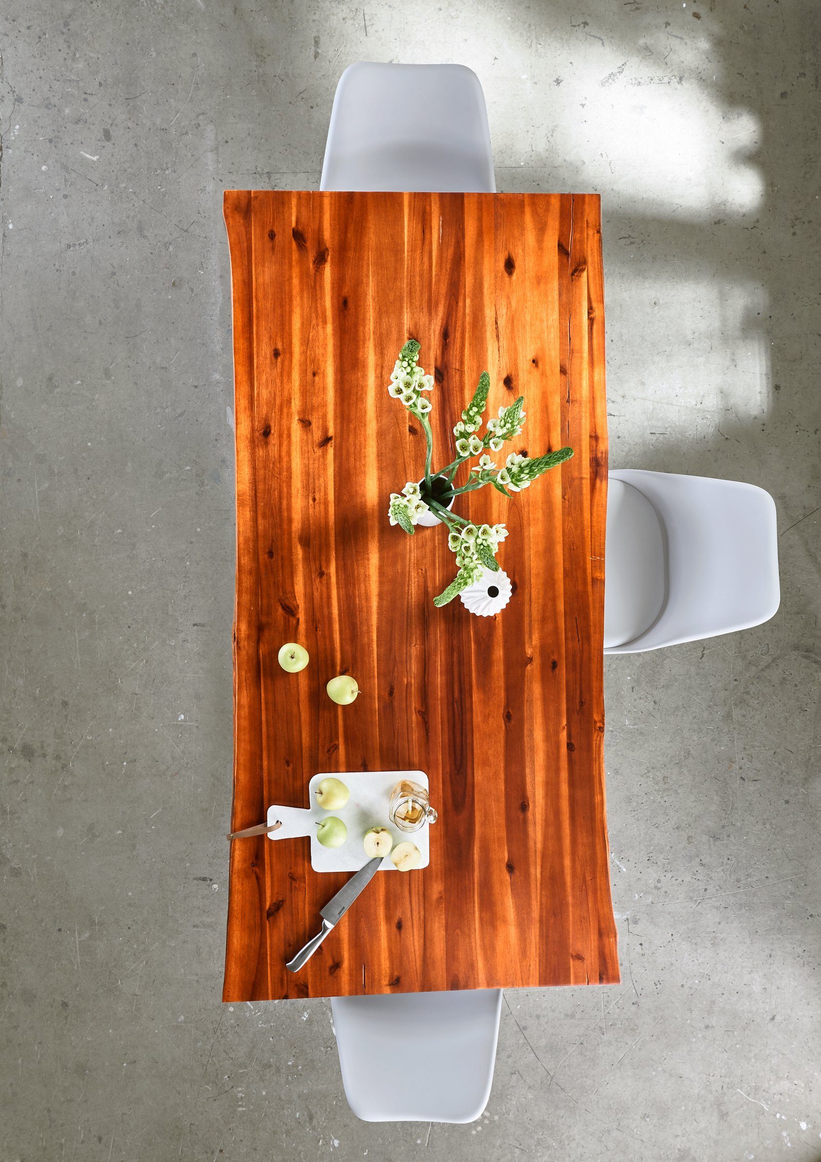 Junado® Baumkantentisch Imka, massives 35mm, silber TP mit Akazienholz, cognacfarben, Baumkante