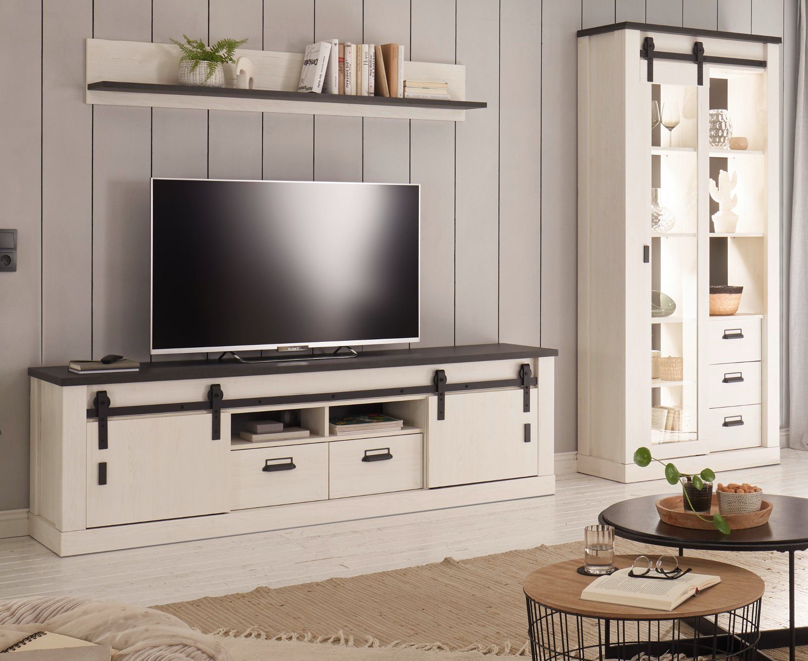 Furn.Design Wohnwand Stove, (in Pinie weiß Landhaus, Set 3-teilig), mit großem TV-Lowboard und Scheunentorbeschlägen