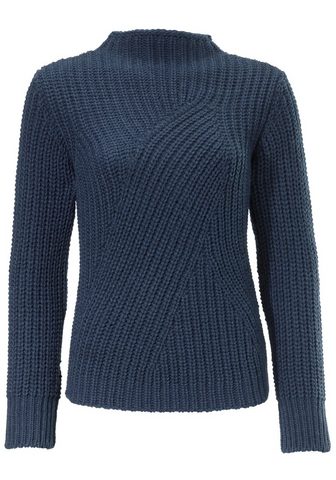 Вязаный пуловер объемный