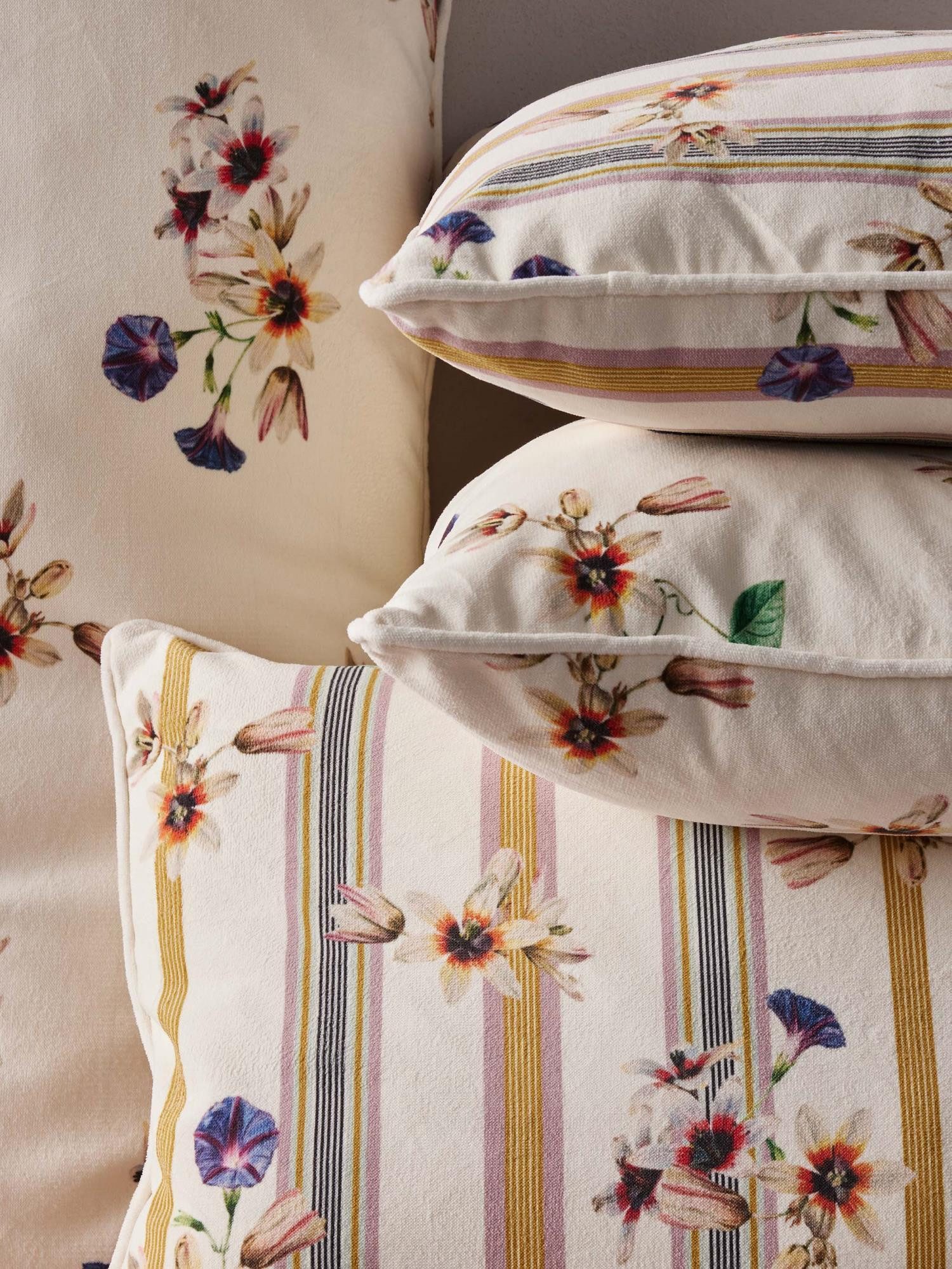 Essenza Dekokissen Fiora, aus recyceltem Samt mit Blumenprint