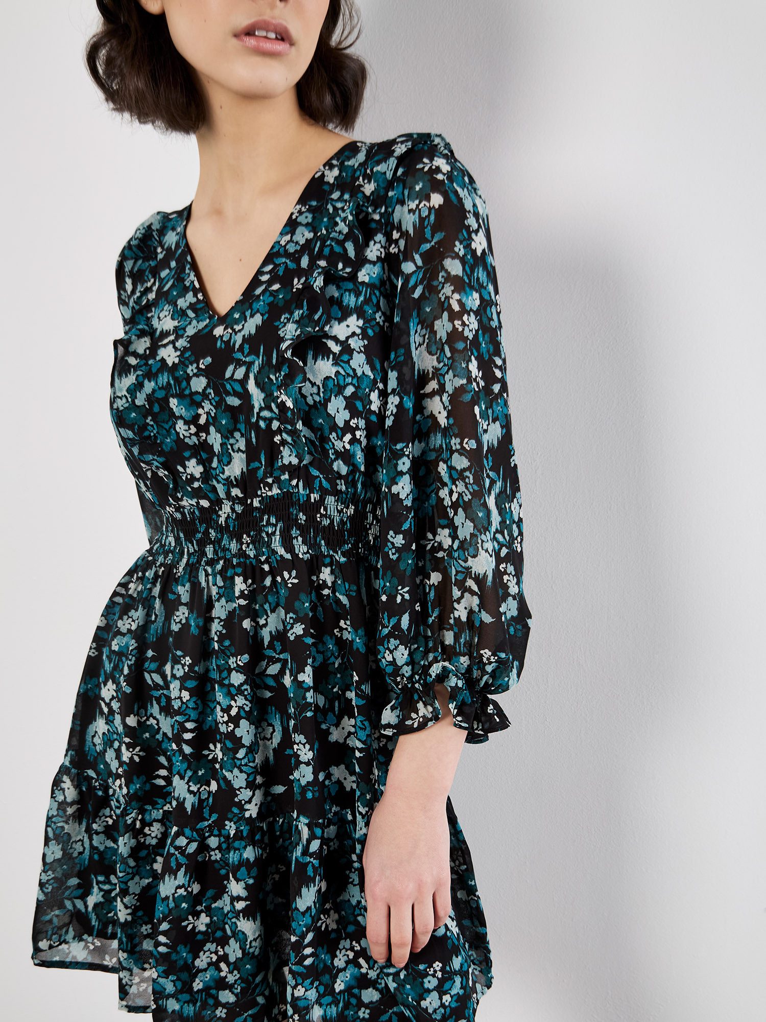 Apricot Druckkleid Ditsy Floral Ikat Dress . mit Rüschen