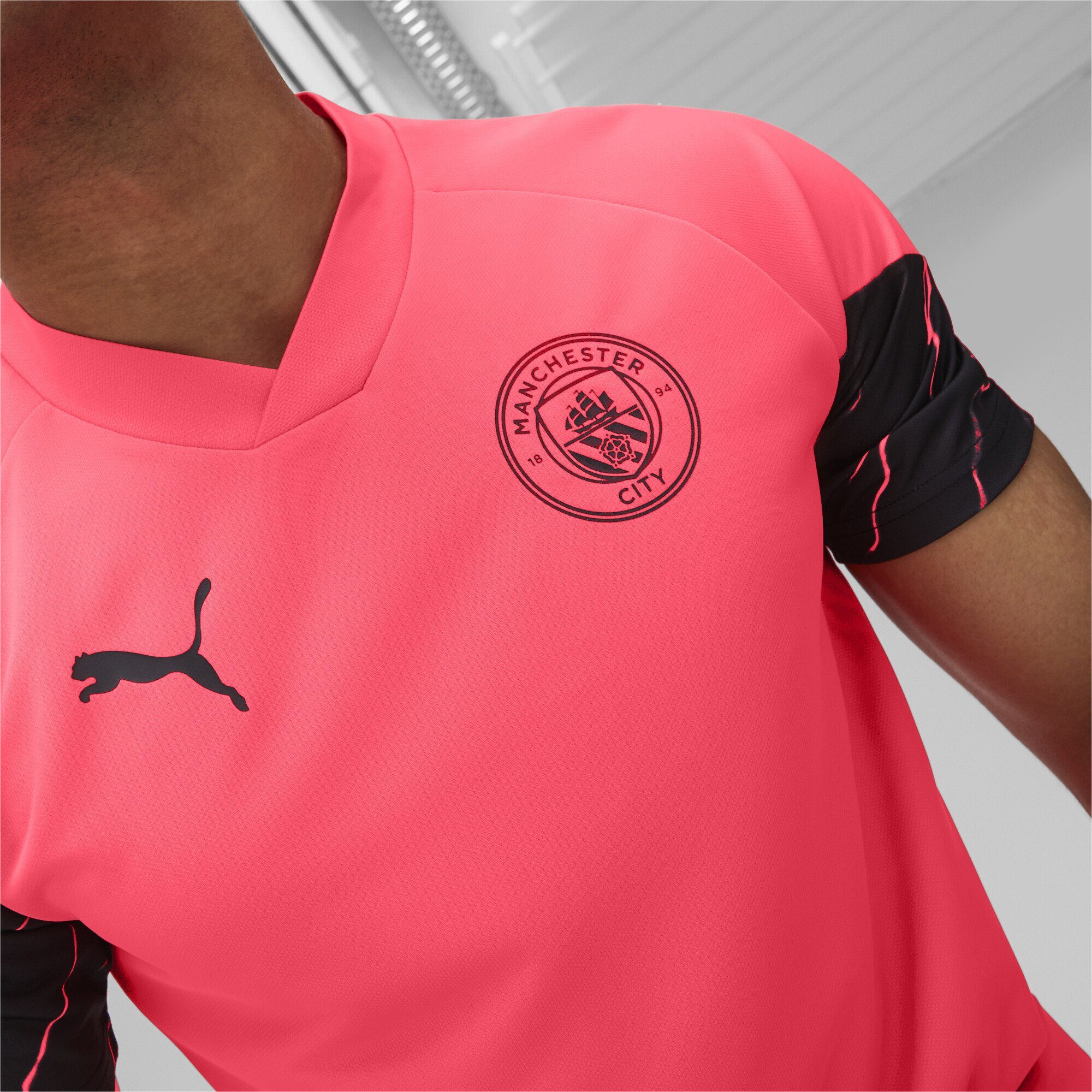 PUMA Dark Black Trainingsshirt Navy Pink Glow Sunset Herren Fußball-Trainingstrikot Manchester City