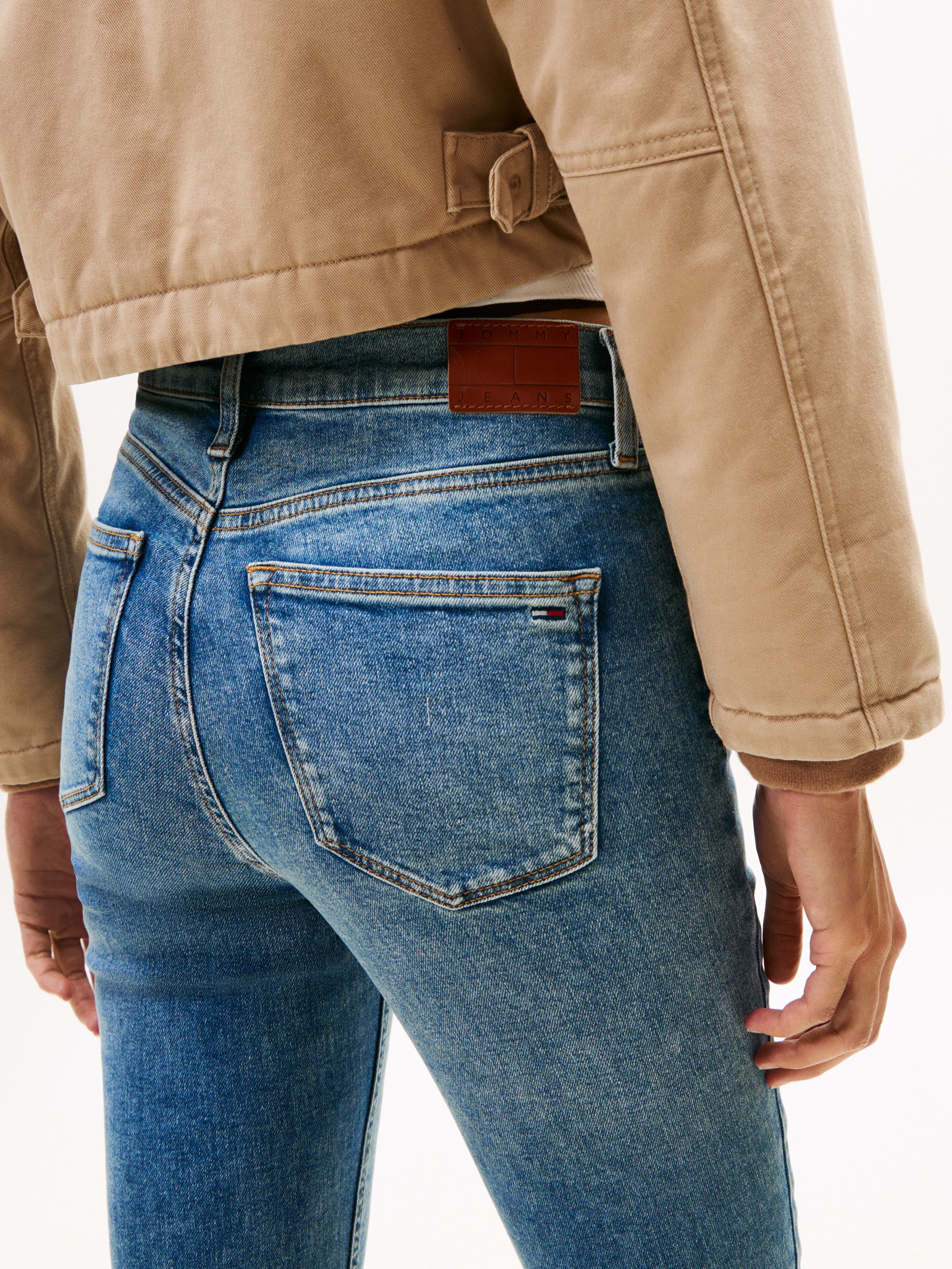 Tommy Jeans Skinny-fit-Jeans NORA MR SKNY AH1280 mit Logo-Badge, Mid Rise