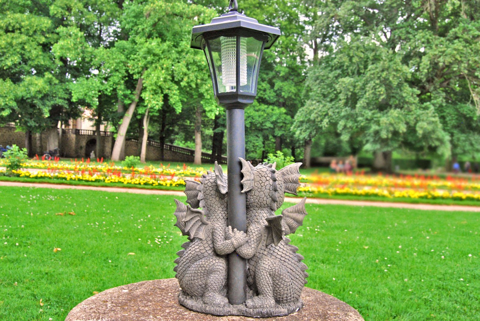 Modell MystiCalls mit Gartenfigur Gartendrache Liebespaar - Solar-Laterne