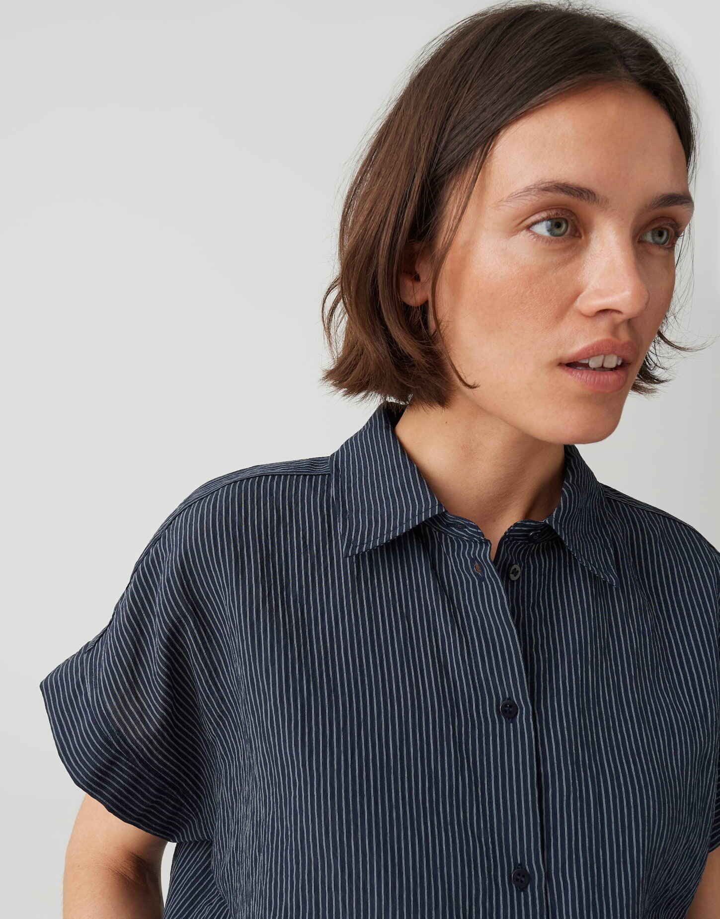 OPUS Kurzarmbluse mit Streifen und Tunnelzug Lässiger Look mit moderner O-Form – Bild 4 von 5