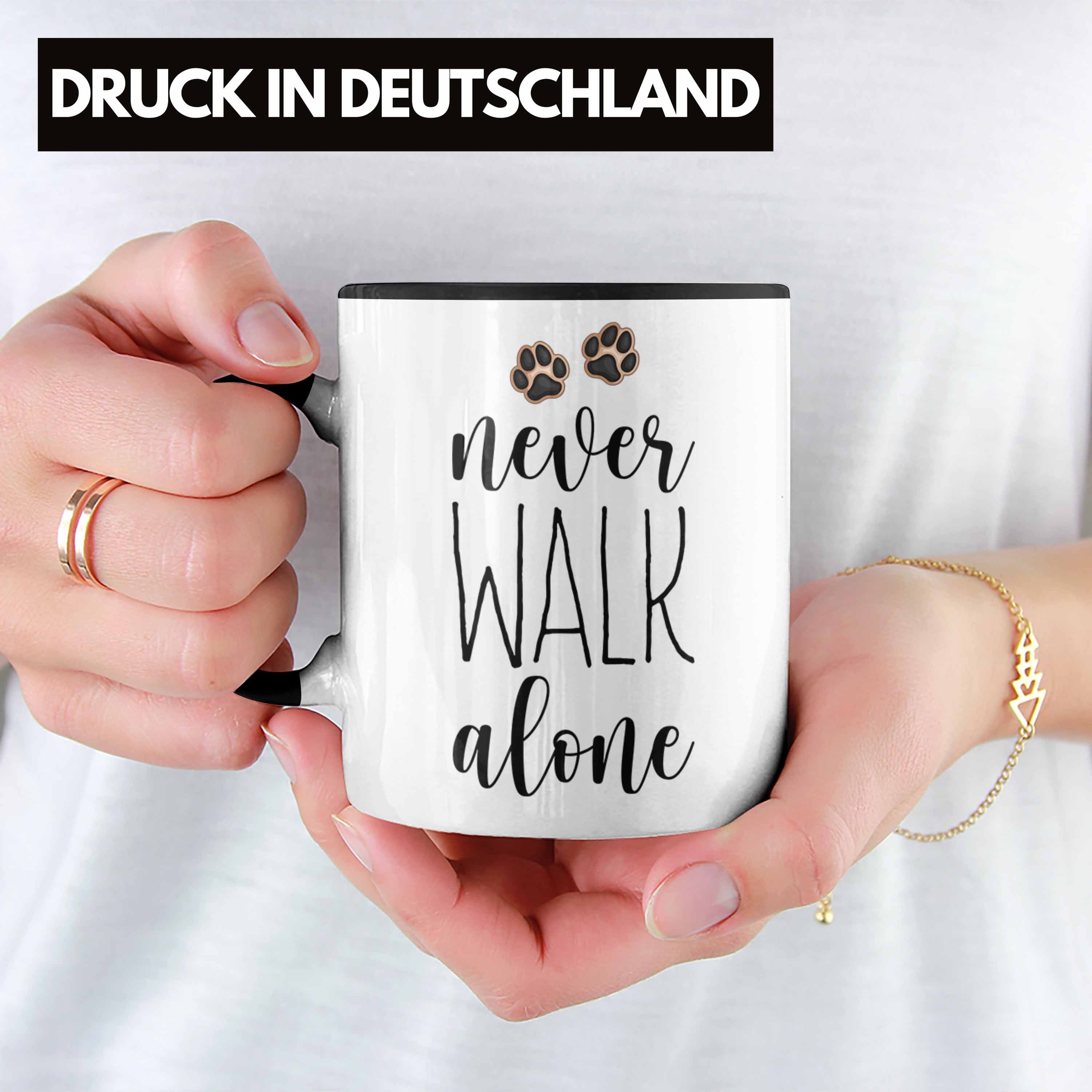 Trendation Tasse Kaffee Tasse Hundebesitzer Schwarz Walk Never Frauchen Alone Herrchen Geschenk