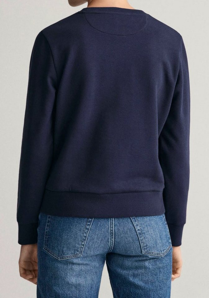 Gant Sweatshirt REG TONAL SHIELD C-NECK SWEAT mit glänzendem Archive Shield-Emblem  auf der Brust, Gerippter Abschlussbund sowie Ärmelbündchen