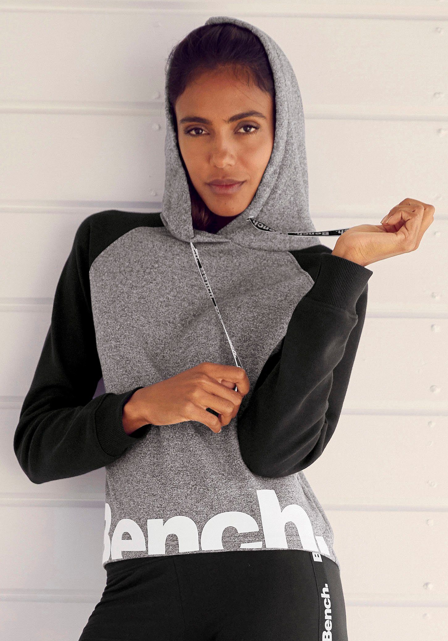 Bench. Loungewear Kapuzensweatshirt mit farblich abgesetzten Ärmeln und Logodruck, Loungeanzug, Hoodie