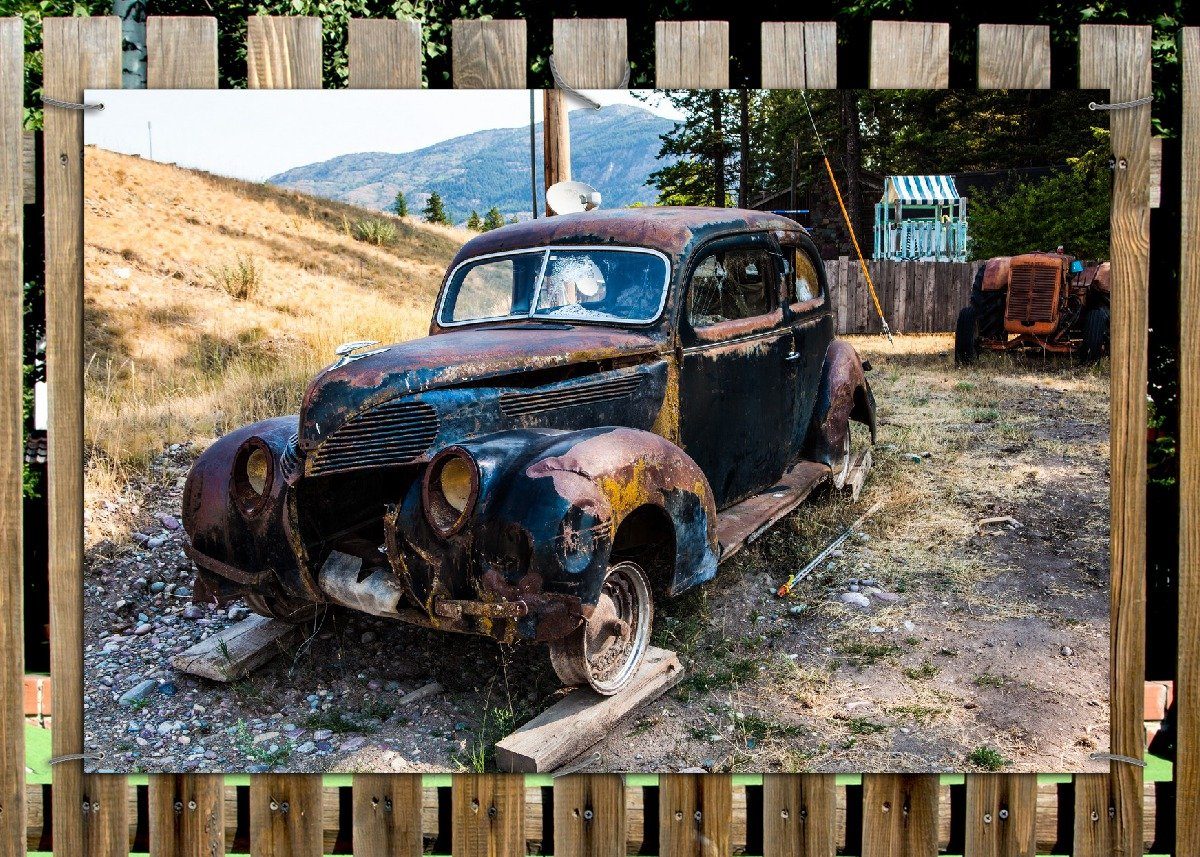 Thumbnail - Wallario Sichtschutzzaunmatten Rostiger Oldtimer auf dem Schrottplatz