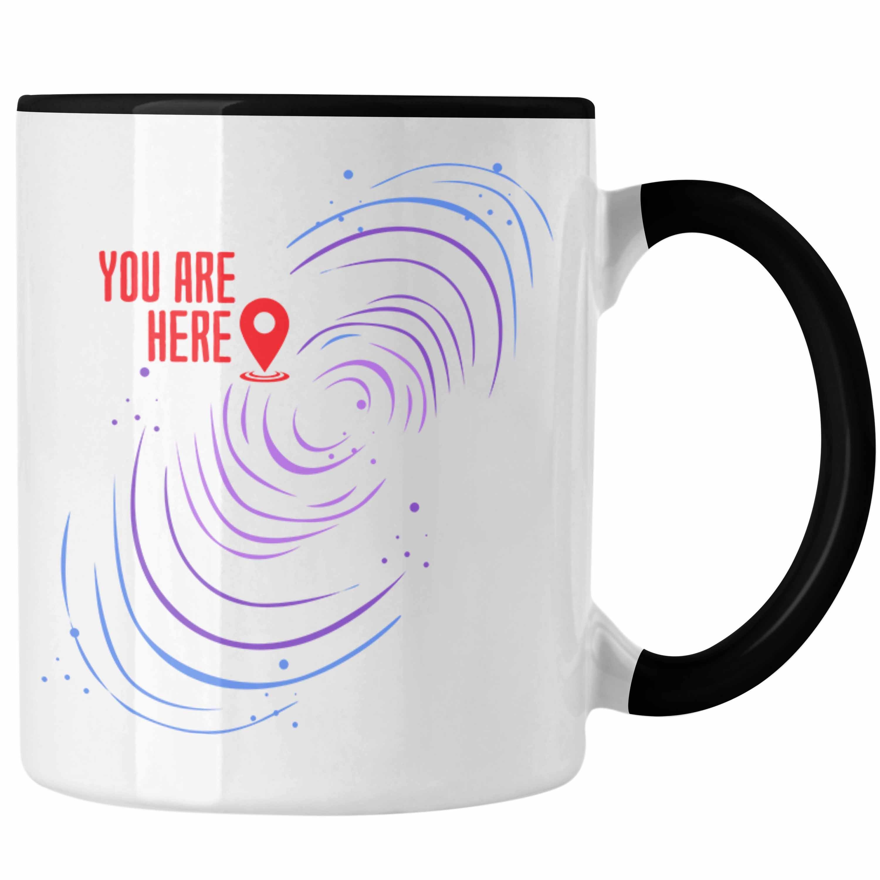 Trendation Tasse Lustige Galaxie-Tasse Spruch "You Are Here" Geschenk für Weltraumliebh Schwarz