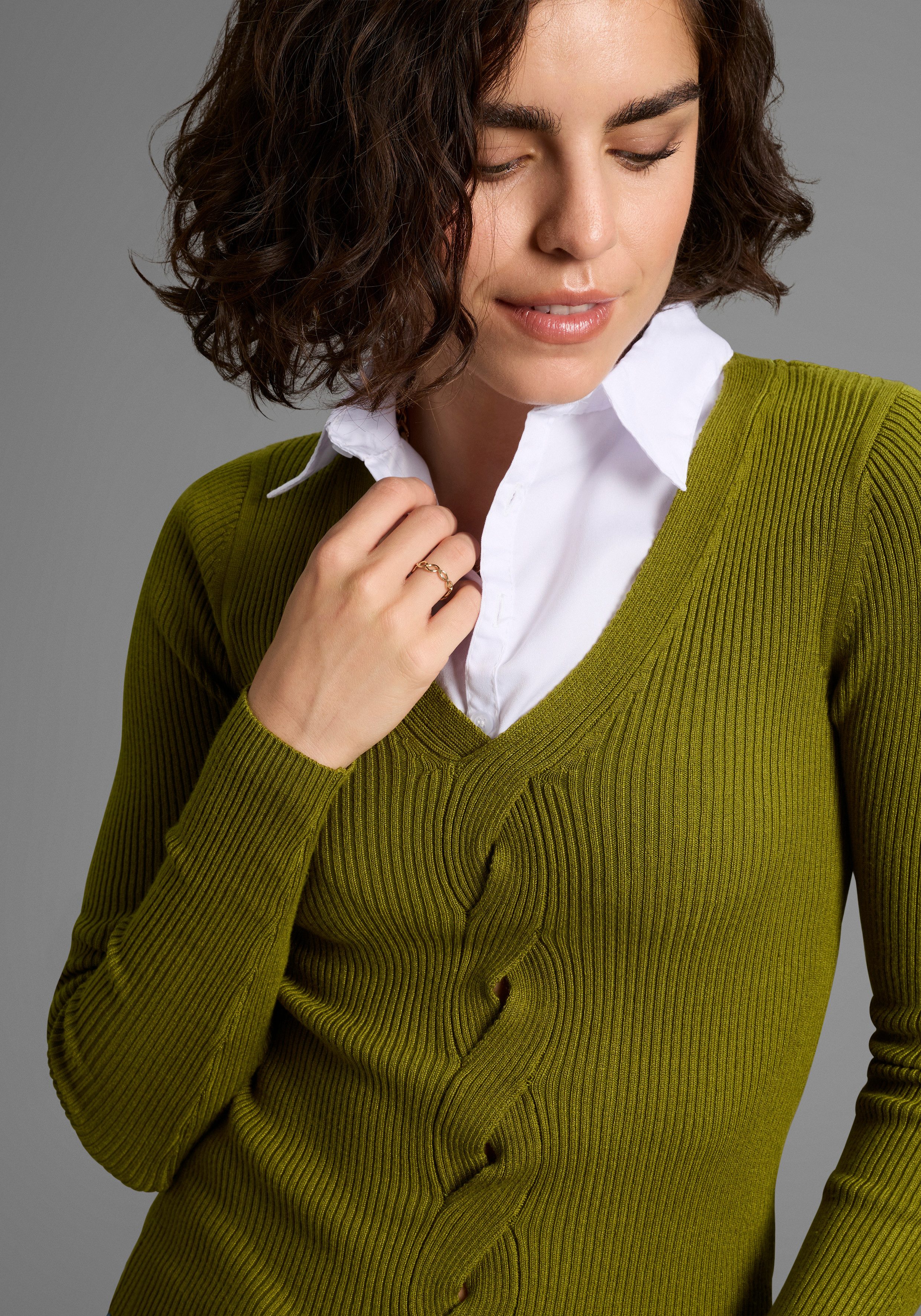 Laura Scott V-Ausschnitt-Pullover Feinstrickpullover mit spannendem Zopfmuster