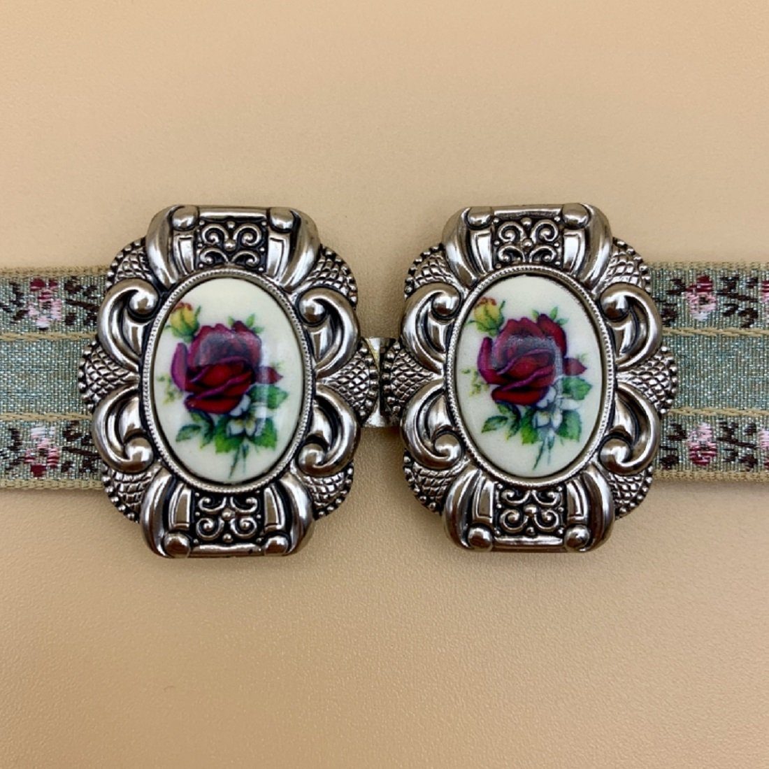 Pezzo D'oro Gürtelschnalle Schürzenschließe Rosenmotiv rot, mittelgroß antiksilber, (2-teilig) wird in Bayern hergestellt in kleiner Manufaktur