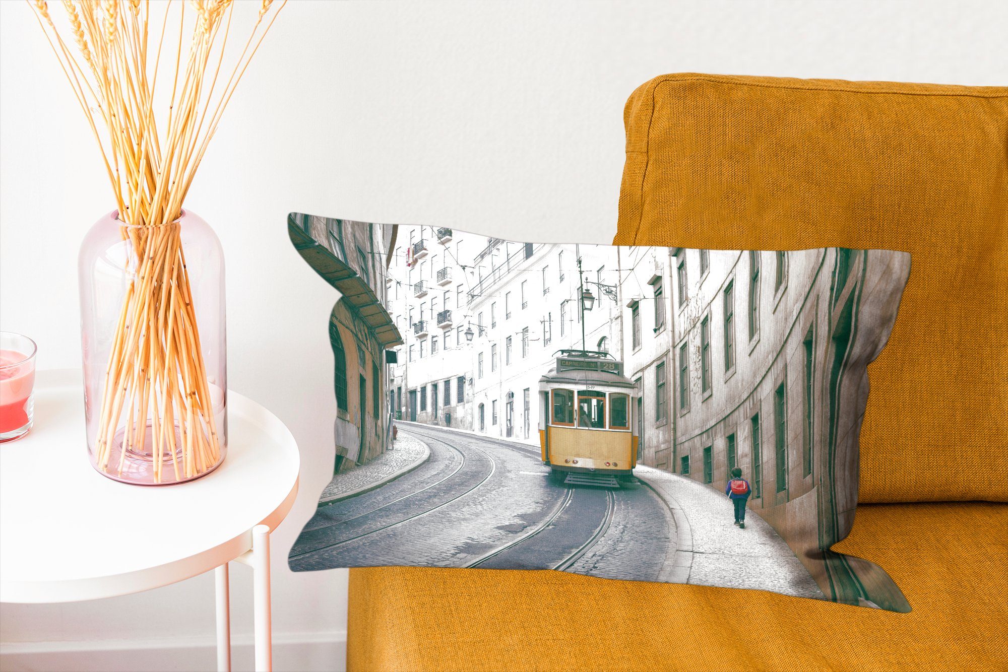 MuchoWow Die Zierkissen, mit Füllung, gelbe Dekokissen hinauf, fährt Straßenbahn steilen Dekoration, die Dekokissen Wohzimmer Schlafzimmer von Lissabon Straßen