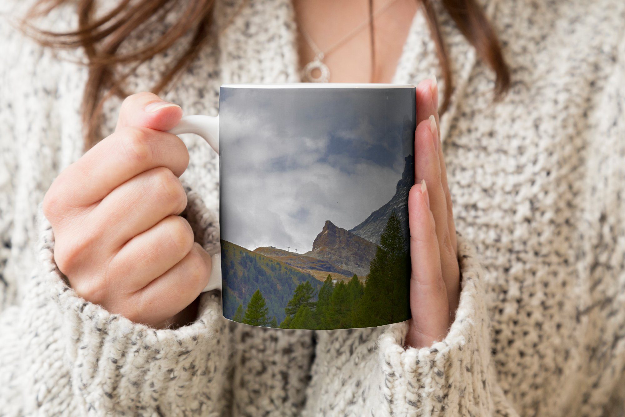MuchoWow Tasse Das einem Keramik, Teetasse, Geschenk Tannenwald, Teetasse, Becher, Matterhorn Kaffeetassen, Schweizer hinter
