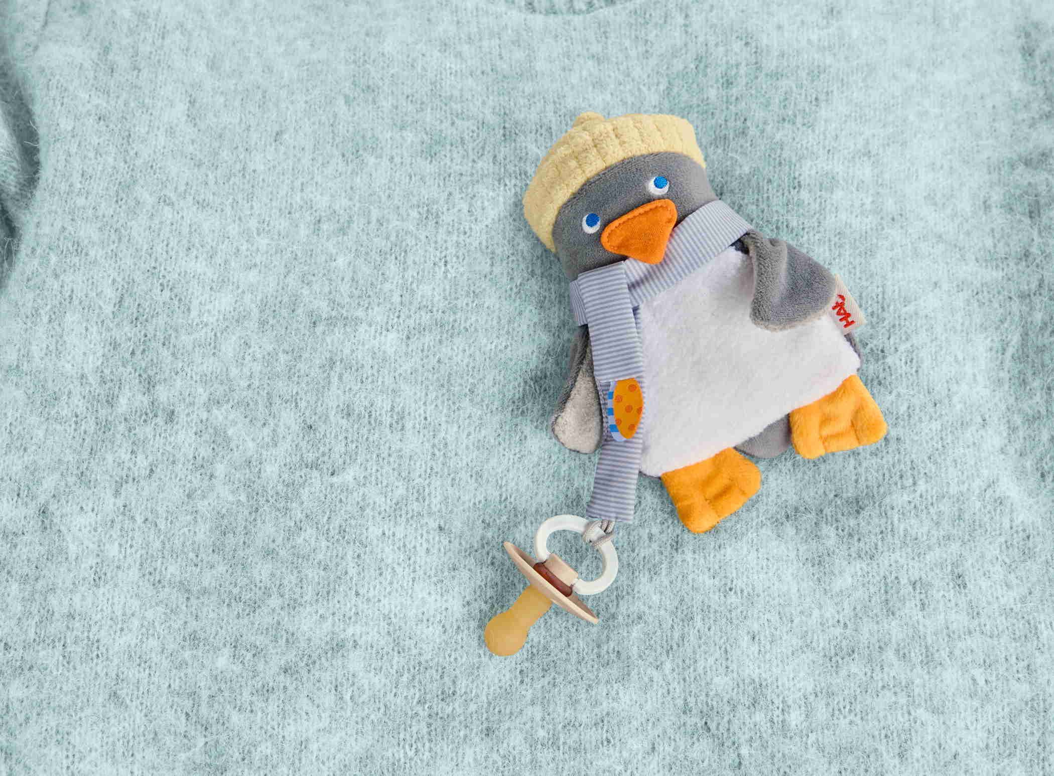 Haba Rassel Babywelt Schnullerkette Schnullertier Pinguin 2013404001