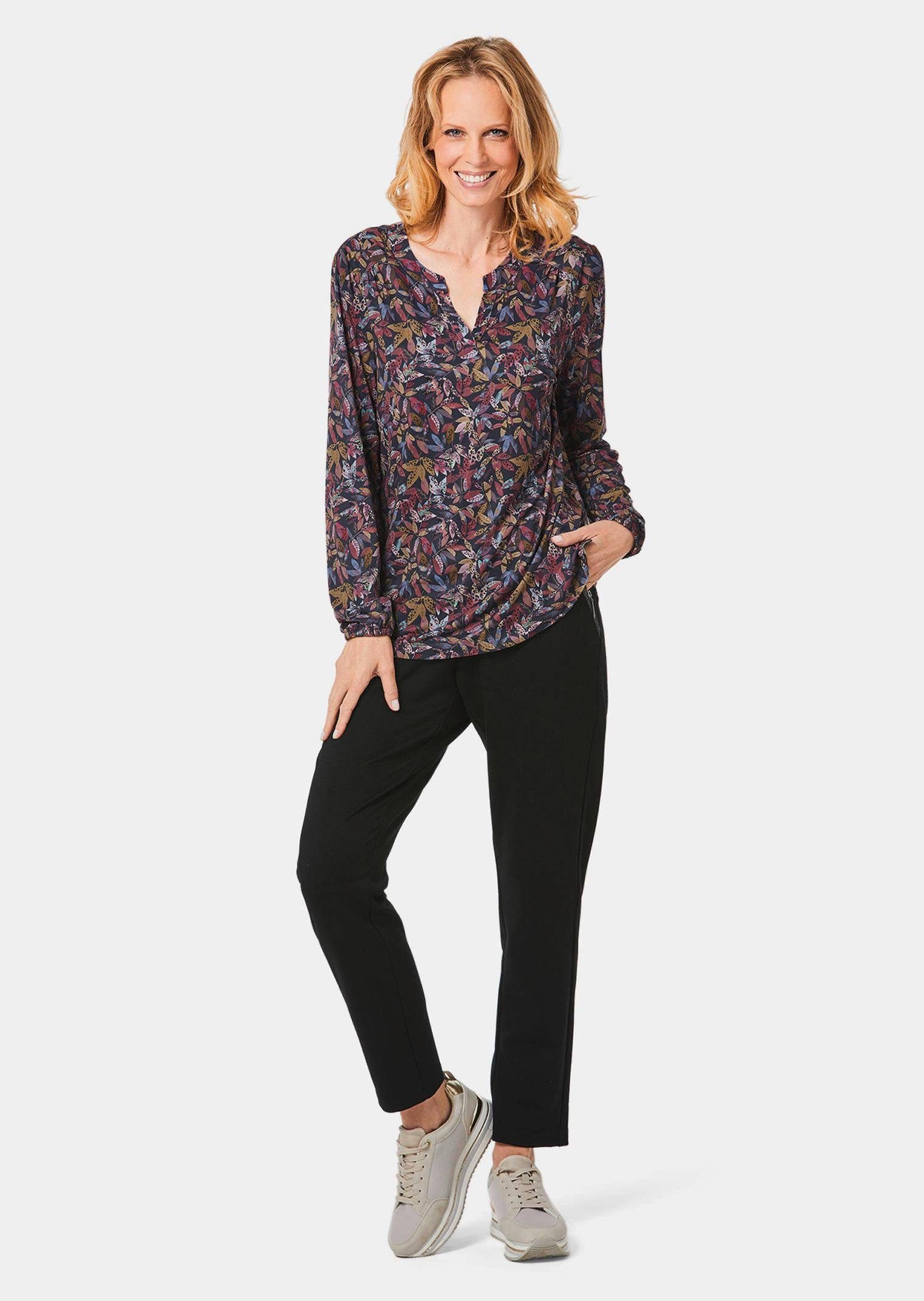 GOLDNER Kurzarmbluse Kurzgröße: Elegantes Blusenshirt mit V-Ausschnitt Schlupfbluse mit Allover-Print, Kräuselung und Langarm