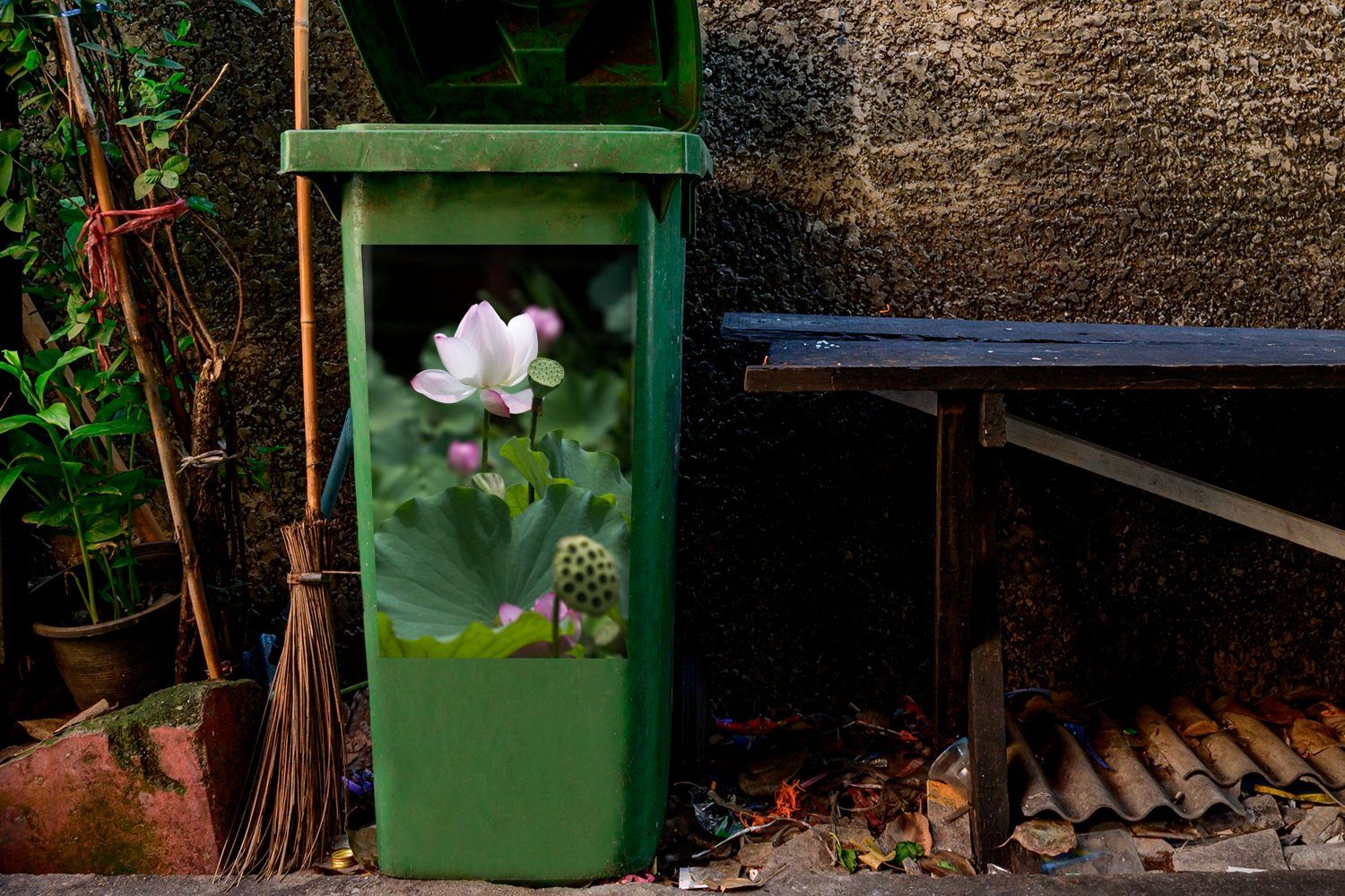 Mülltonne, Abfalbehälter Blumen Mülleimer-aufkleber, Sticker, MuchoWow anderen zwischen Wandsticker St), (1 Weißer Container, Lotos