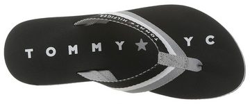 Tommy Hilfiger TOMMY LOVES NY BEACH SANDAL Zehentrenner, Sommerschuh, Schlappen, Poolsildes mit Logo ausf der Laufsohle