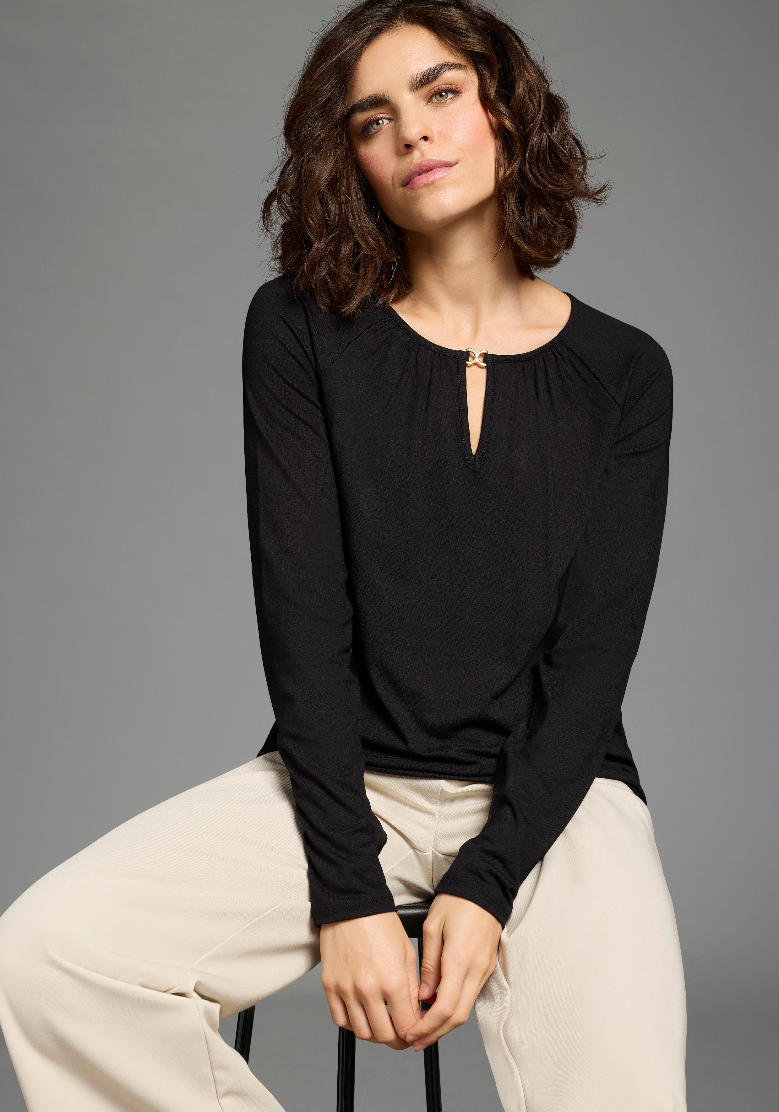 Laura Scott Longsleeve mit Schmuckelement, elastischer Bund