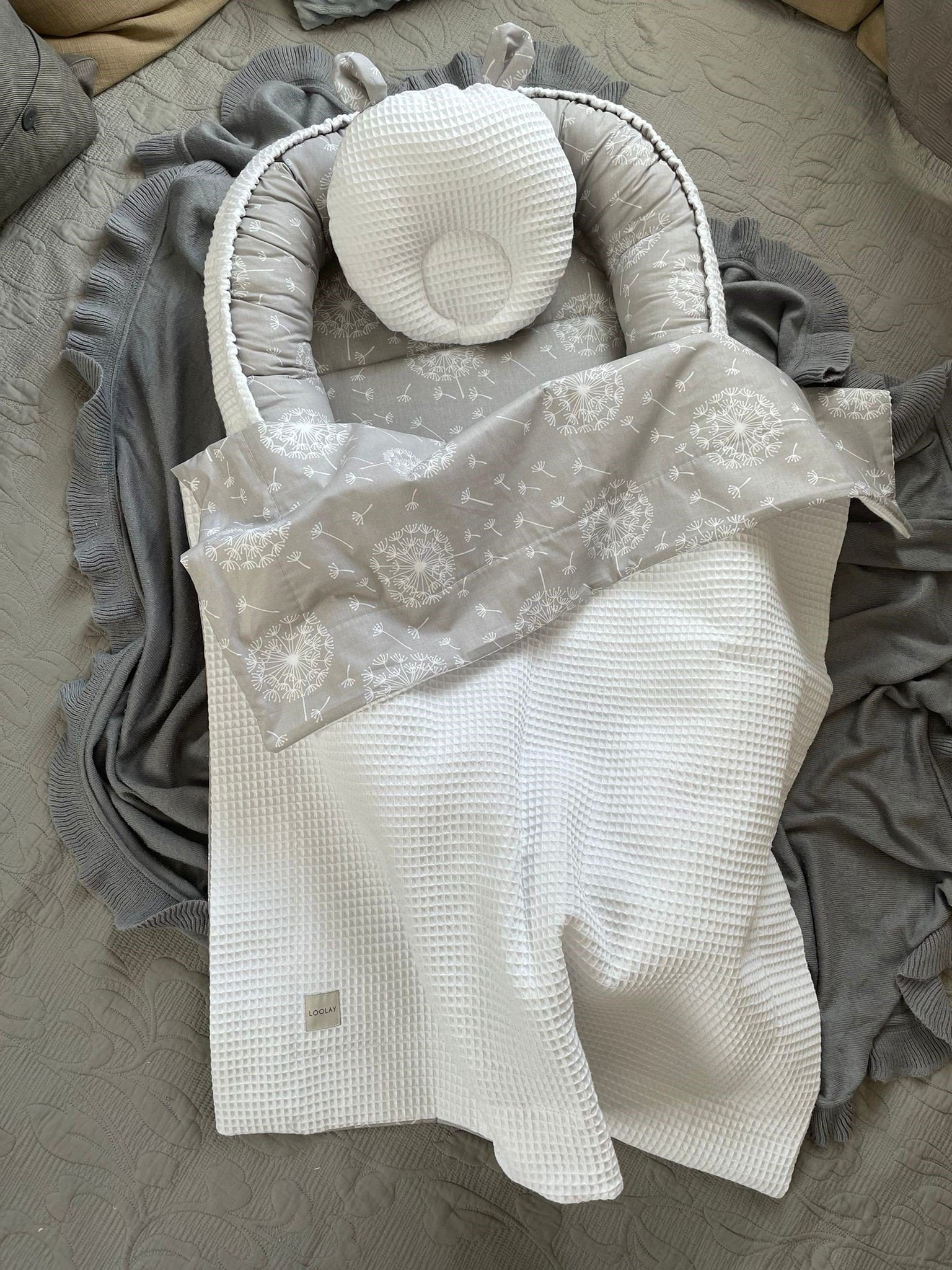 Loolay Bettnestchen WAFFELPIQUE Baumwolle BABYNEST Babykokon Neugeborene Babyausstattung, (Reisebett Nestchen SOLO/ o. in Geschenk SETS, 3-tlg., 4 Jahreszeiten WAFFELSTOFF - Design: Pustelblume Grau/ WAFFEL Weiß), 100% Europäische Stoffe und Kleinserien-Nähen!