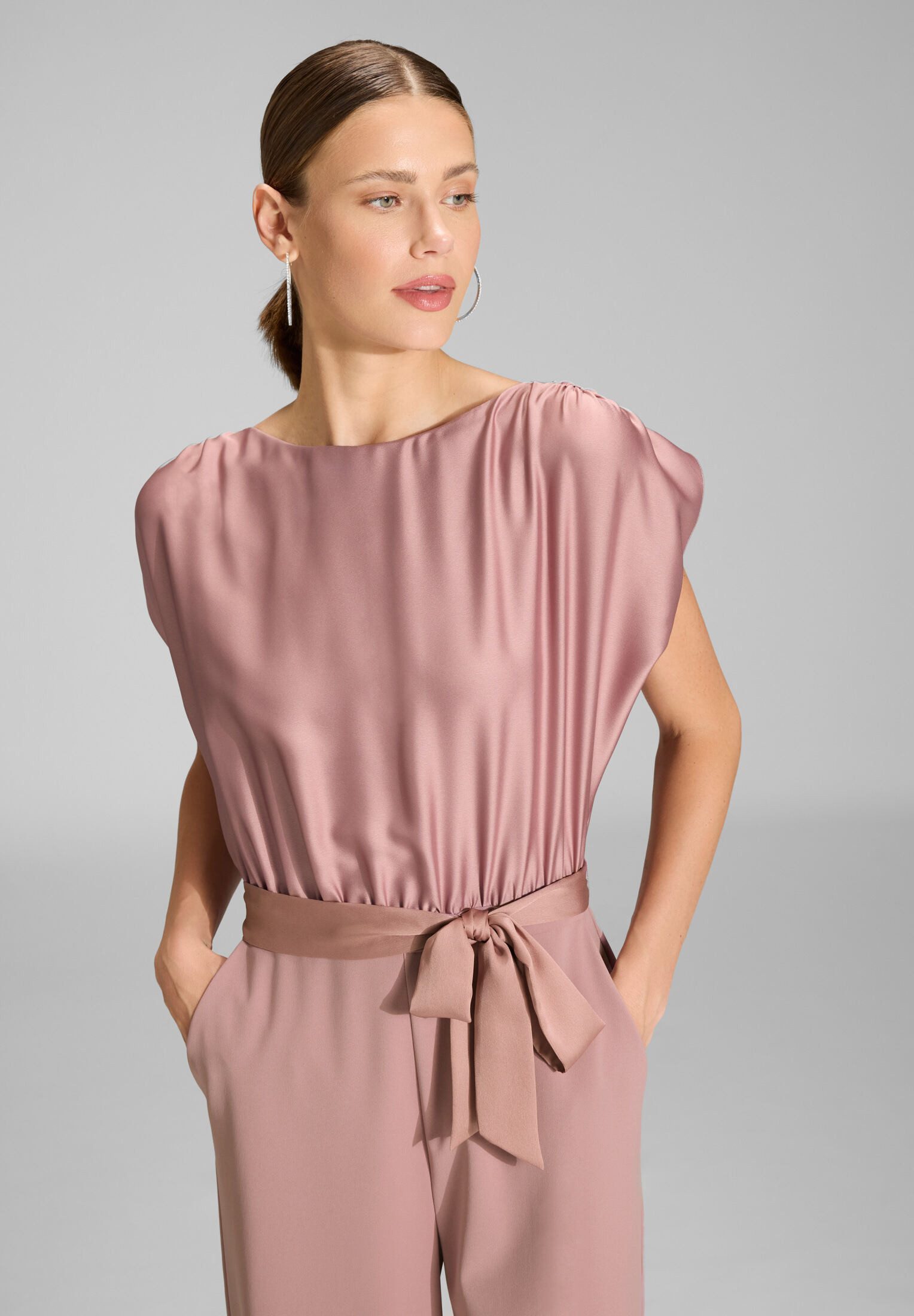 SWING Jumpsuit - Jumpsuit aus Material-Mix Oberteil in lockerer Passform mit gerade geschnittener Hose – Bild 3 von 5