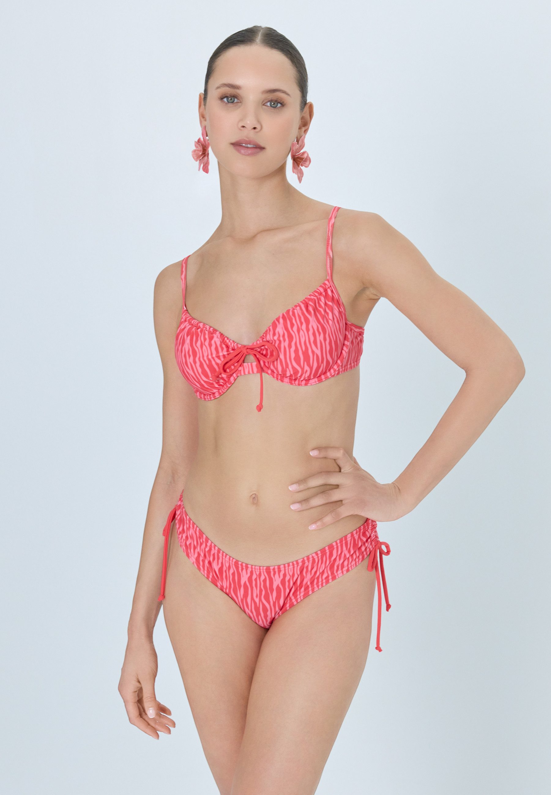 LSCN by LASCANA Bügel-Bikini mit stylischem Allover-Print. € 59,99