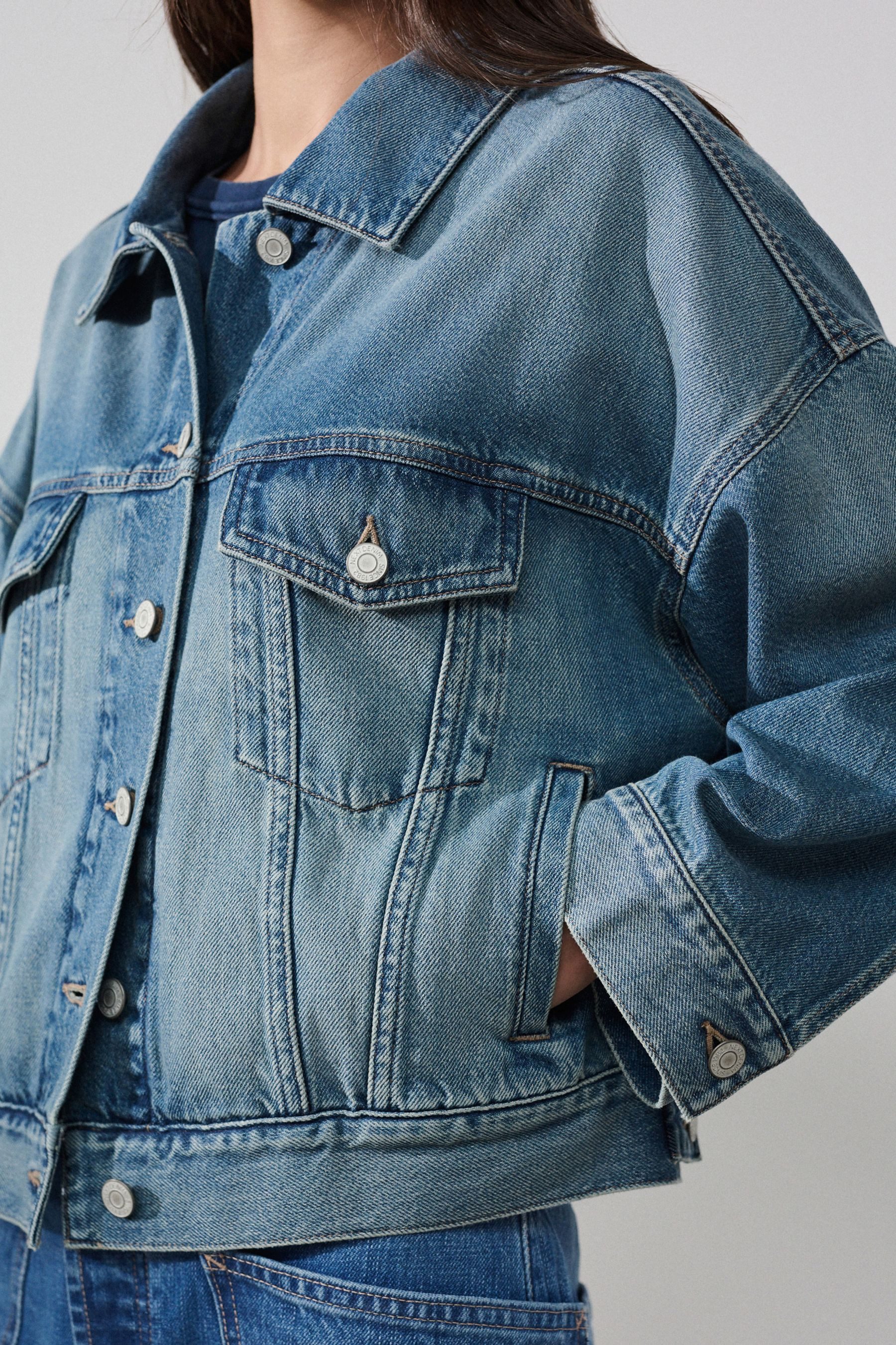 Next Jeansjacke Relaxed Fit Trucker-Denimjacke (1-St) – Bild 3 von 5