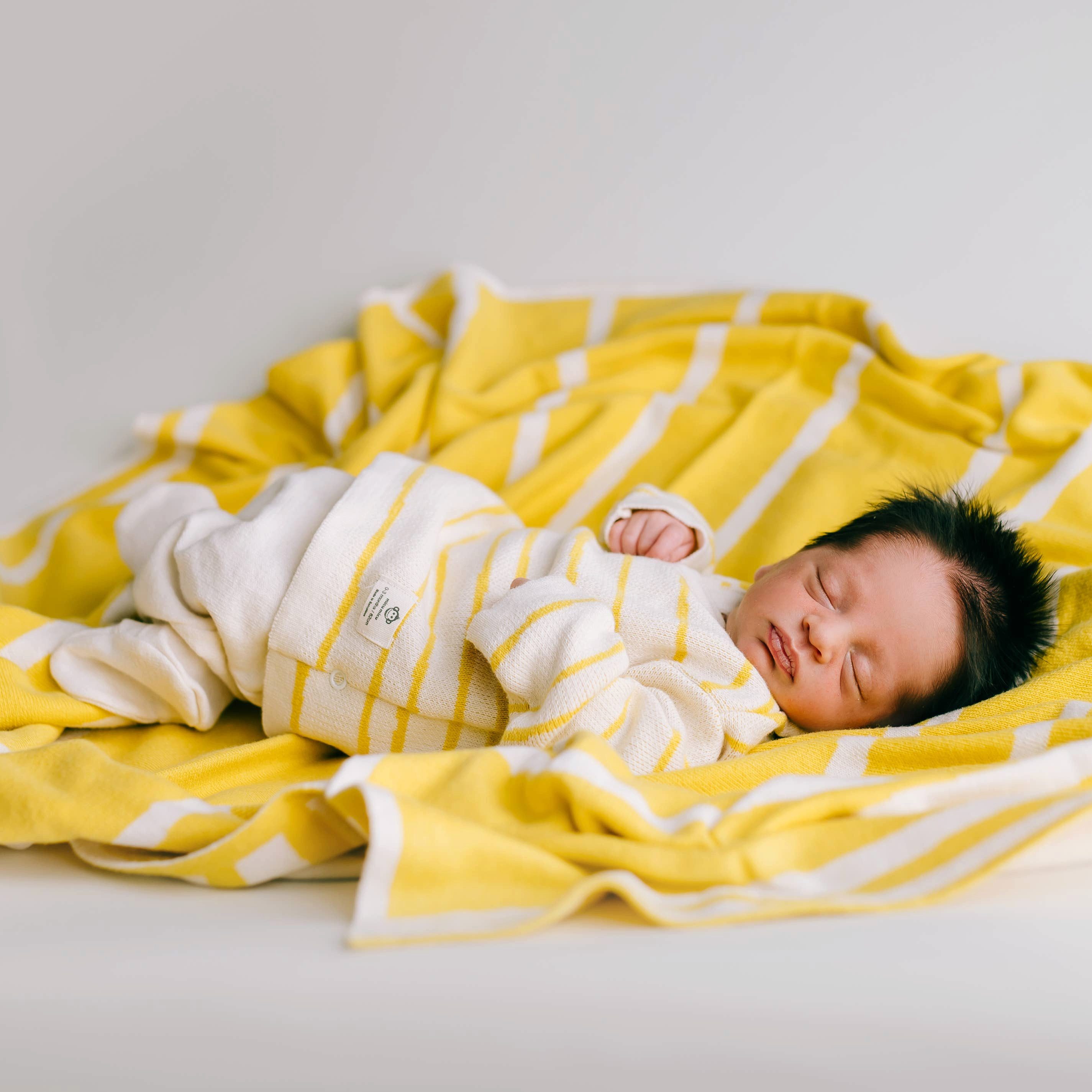 suebidou Neugeborenen-Geschenkset Newborn Baby Set aus Bio Baumwolle zur Geburt 4 teilig (1 Hose, 1 Jacke, 1 Mütze, 1 Tasche) 4 teiliges Set aus hochwertigen Materialien