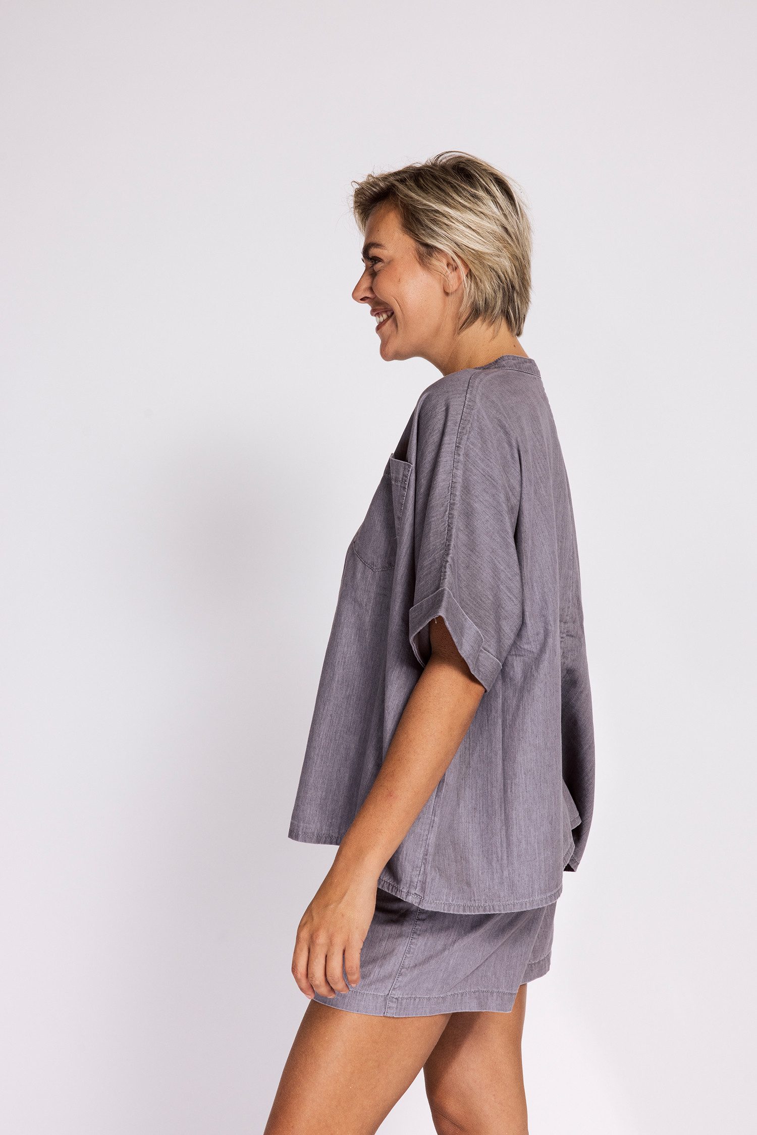 Zhrill Blusenshirt PARA Bluse denim look bequeme Passform, Kurzarm, mit Stehkragen, mit Knopfleiste